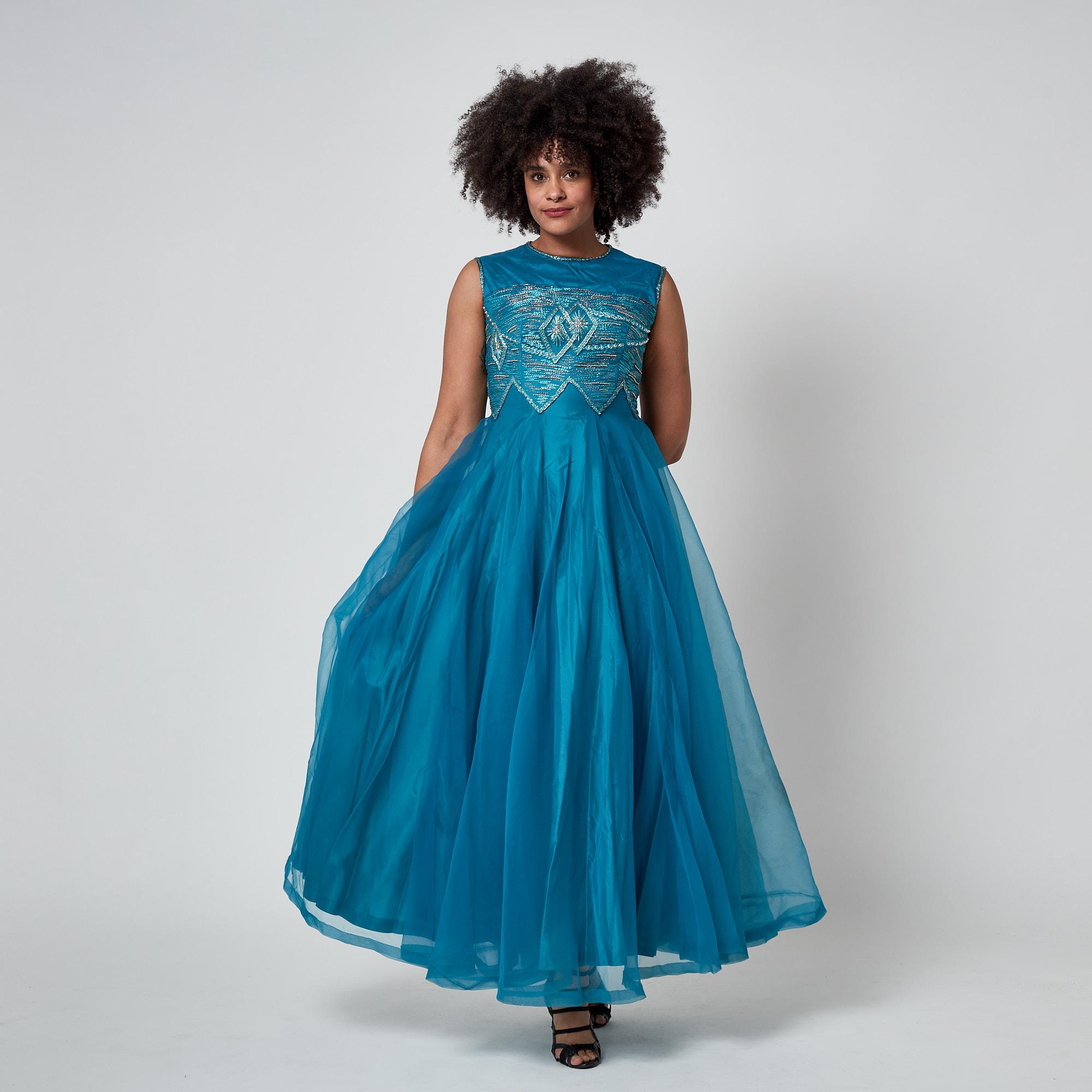 Abito Couture francese anni '60 in organza con corpetto ricamato e con perline in vendita 2