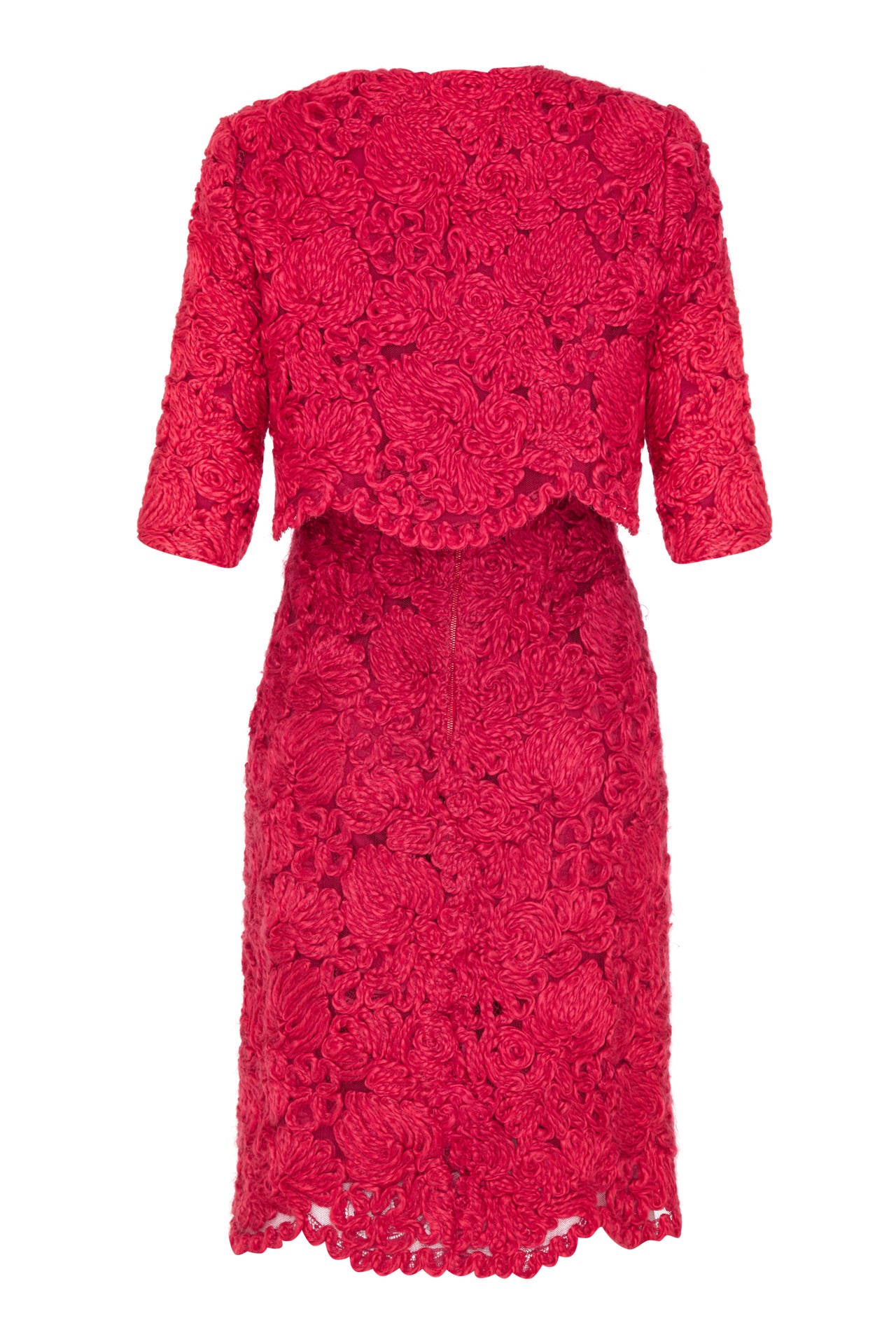 Rouge Tailleur robe à appliques en laine rouge de haute couture française, années 1960 en vente