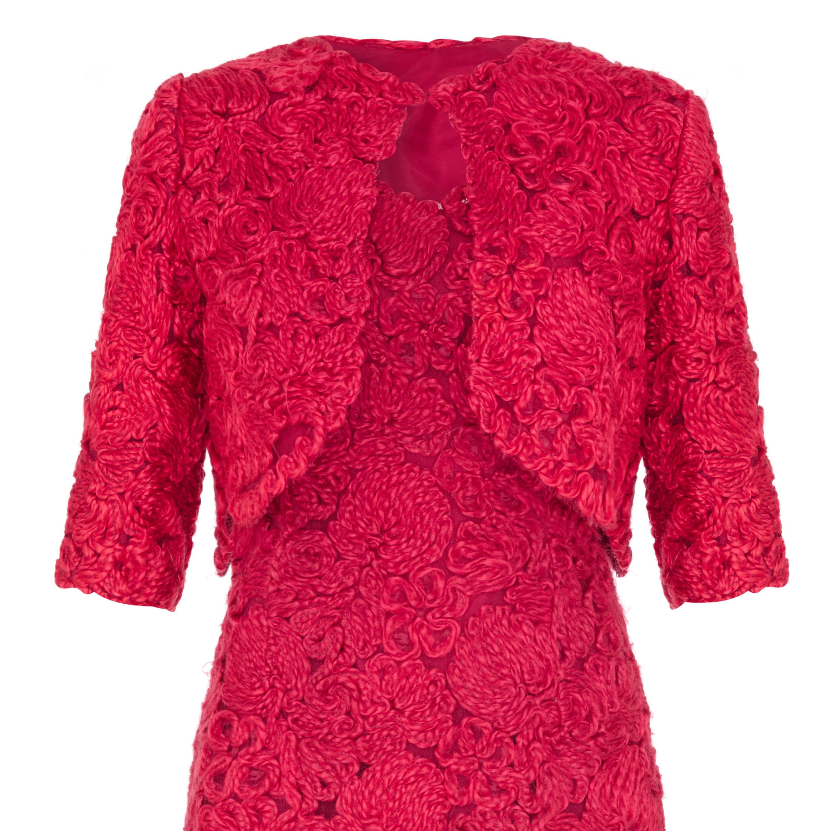 Tailleur robe à appliques en laine rouge de haute couture française, années 1960 Pour femmes en vente