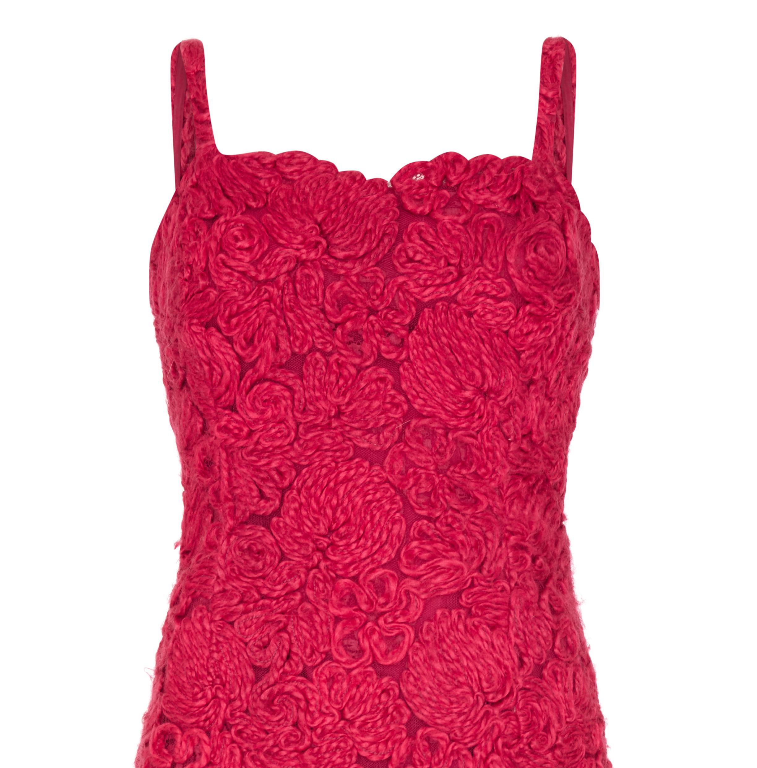 Tailleur robe à appliques en laine rouge de haute couture française, années 1960 en vente 2
