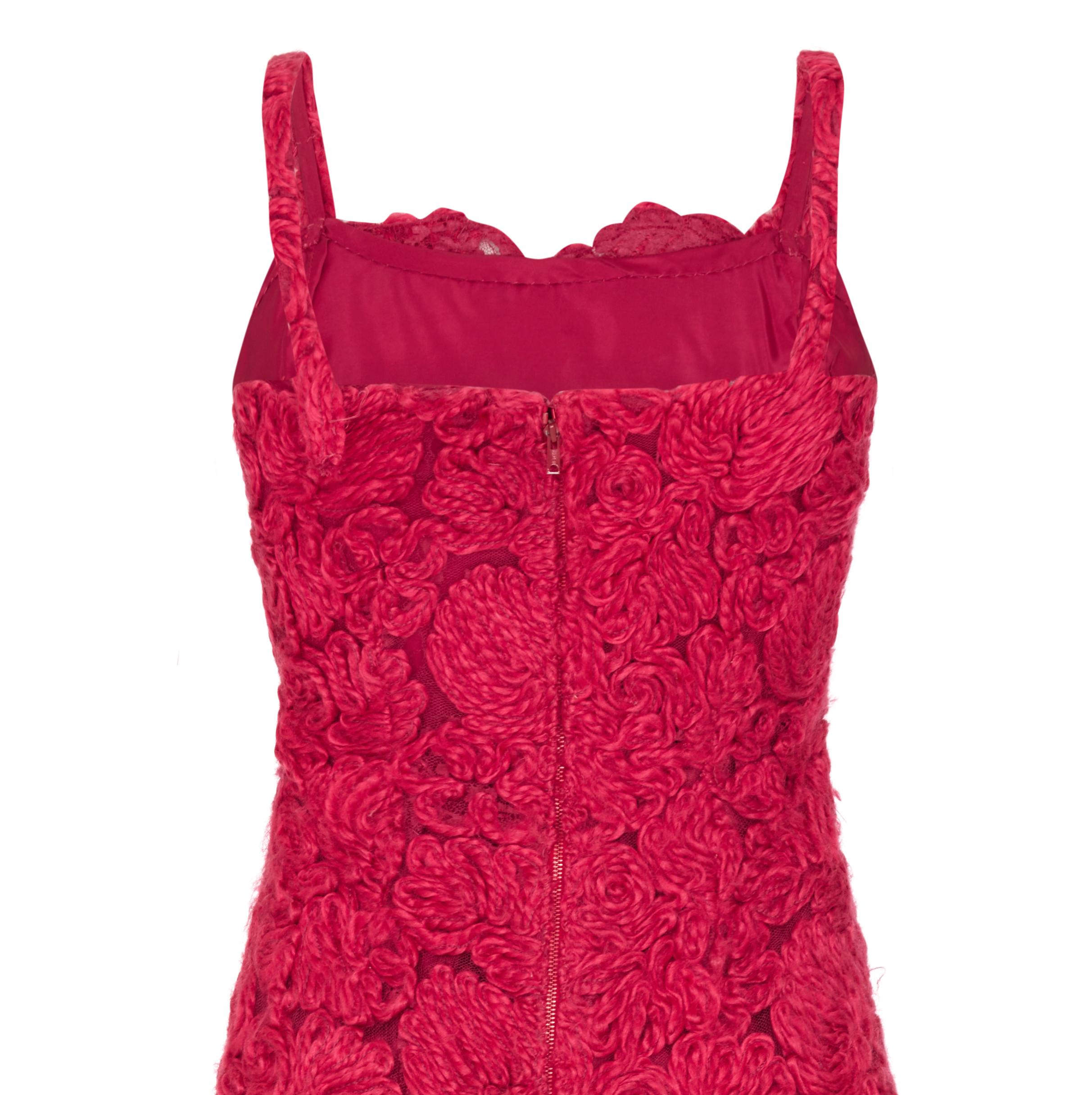 Tailleur robe à appliques en laine rouge de haute couture française, années 1960 en vente 3