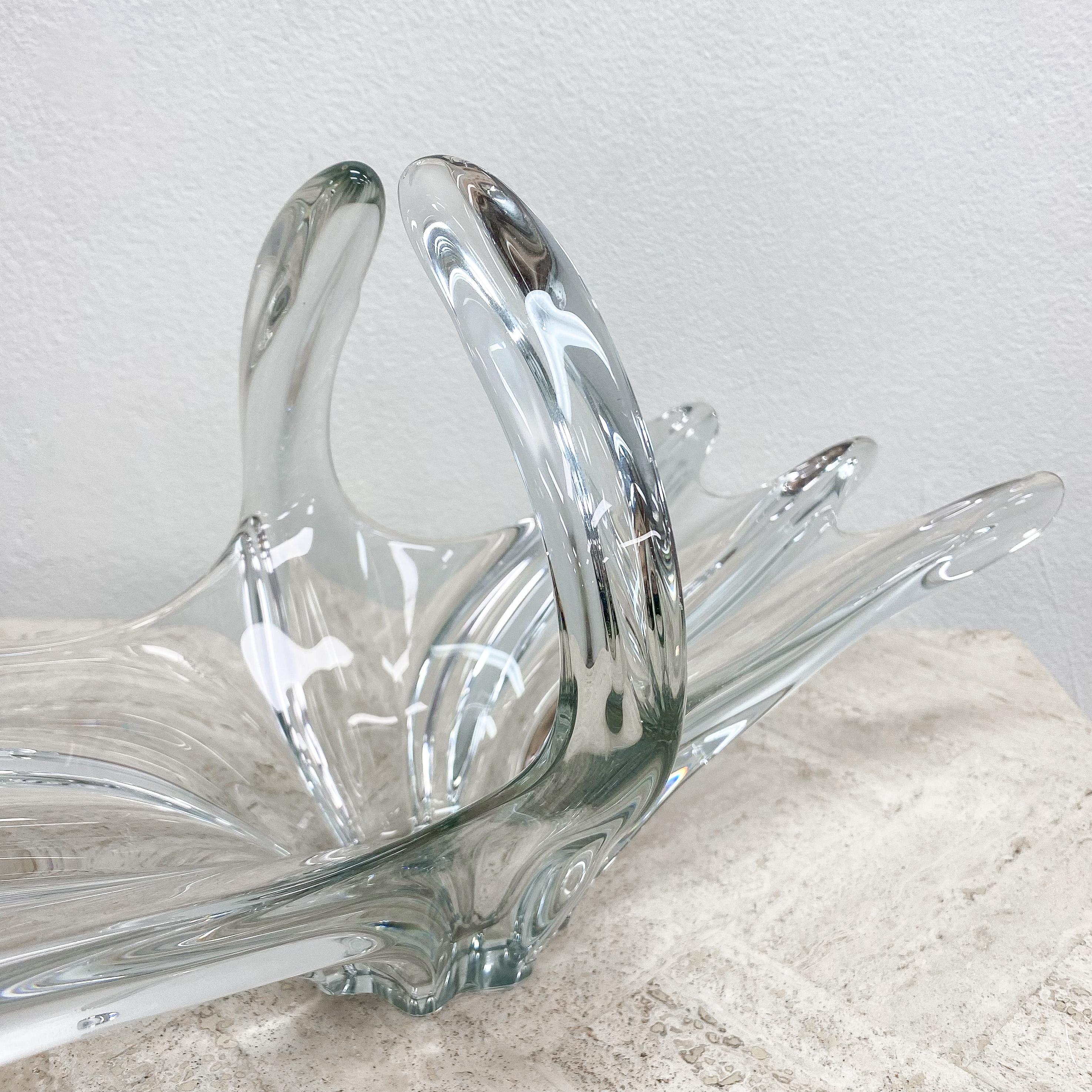 Stunning 1960's hand crafted Art Vannes French crystal centerpiece fruit bowl. The factory mark Art Vannes France is etched to the base.

In excellent condition with no chips or cracks.