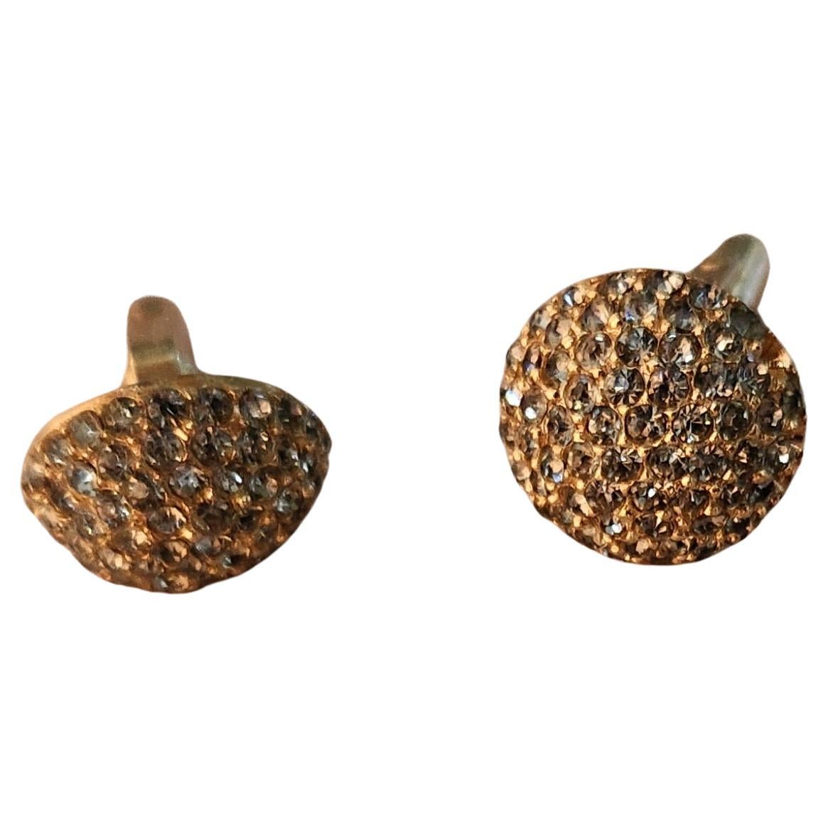 
Gemelli da polso francesi anni '60 Christian Dior in oro giallo stile pavé
timbrato Christian Dior
circa 1,25 x.5
Condizioni originali d'epoca
Fai riferimento alle immagini