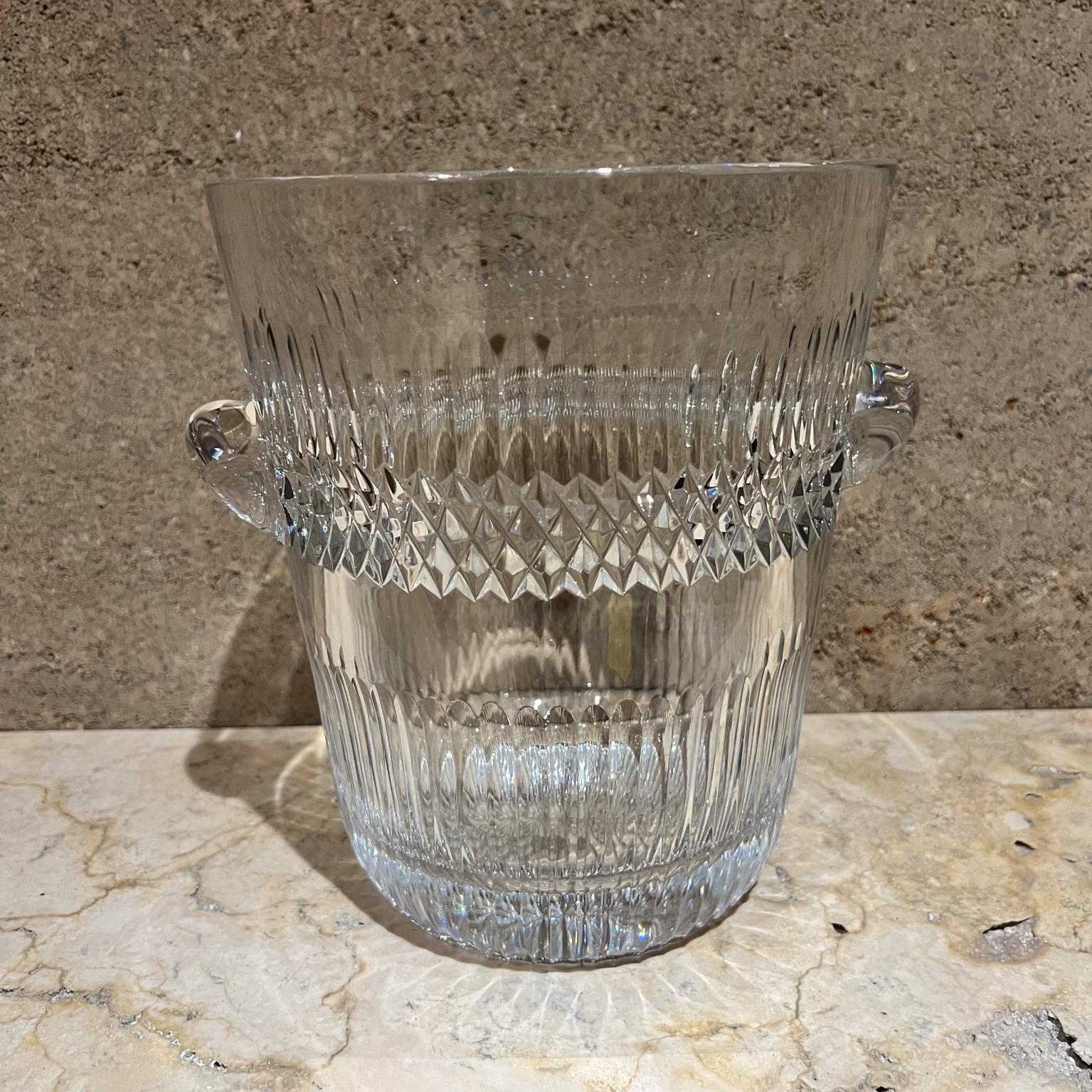 
Schwerer Schliff Kristall Französisch Champagner Eis Eimer Kühler
im Stil von Baccarat
Unmarkiert
9 H x 7,5 Durchmesser x 9 B
Original gebrauchter Jahrgang
Siehe die aufgelisteten Bilder