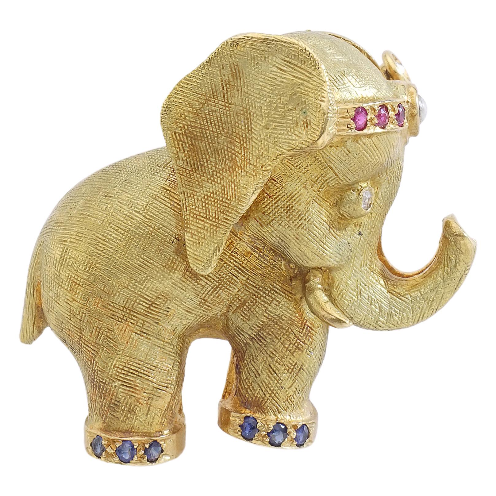 Clip broche éléphant français des années 1960 en or jaune 18 carats, diamants et rubis