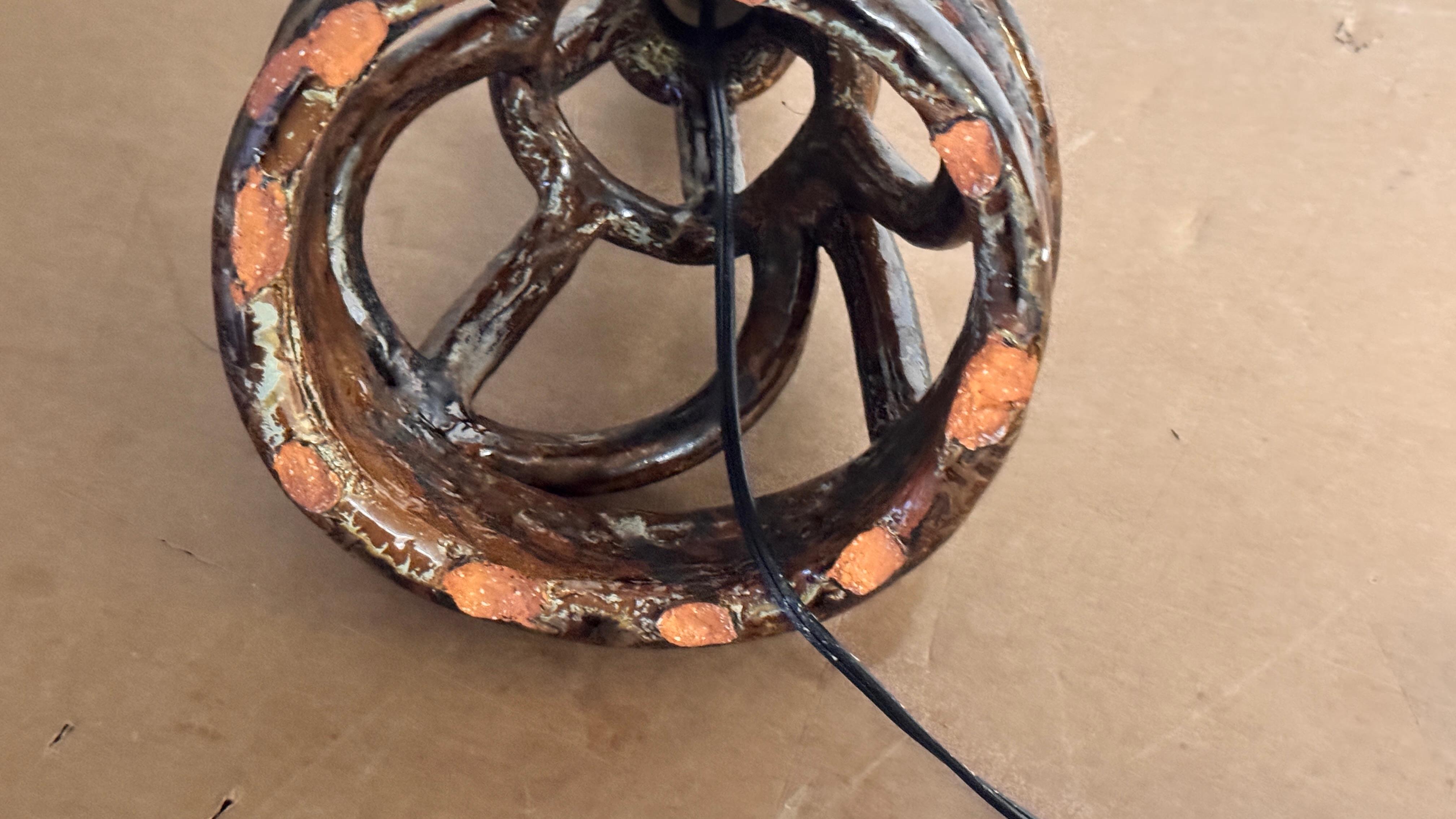 1960s French Earthenware Table Lamp in Sculptural Terracotta en venta 3