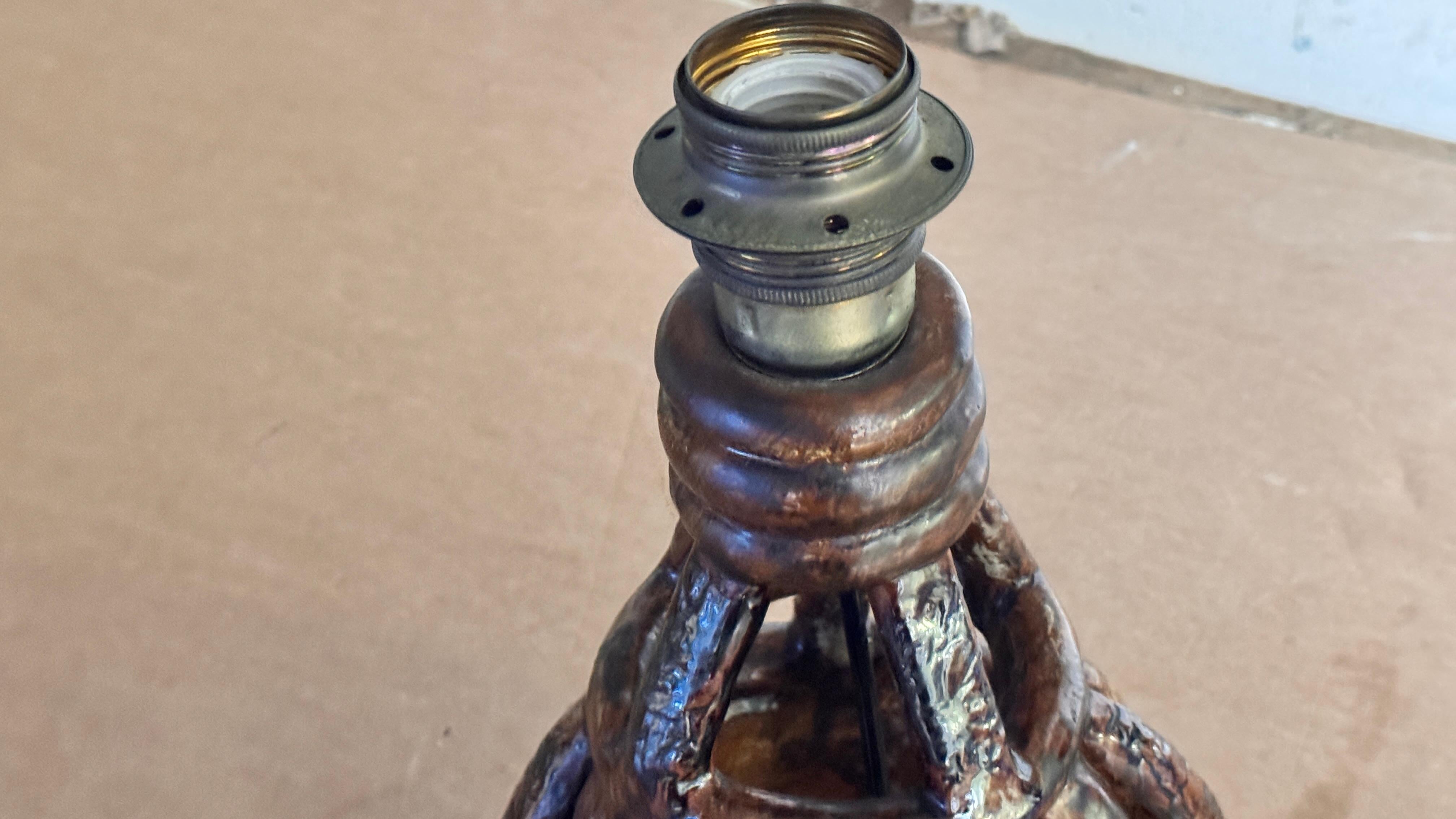 1960s French Earthenware Table Lamp in Sculptural Terracotta en venta 5