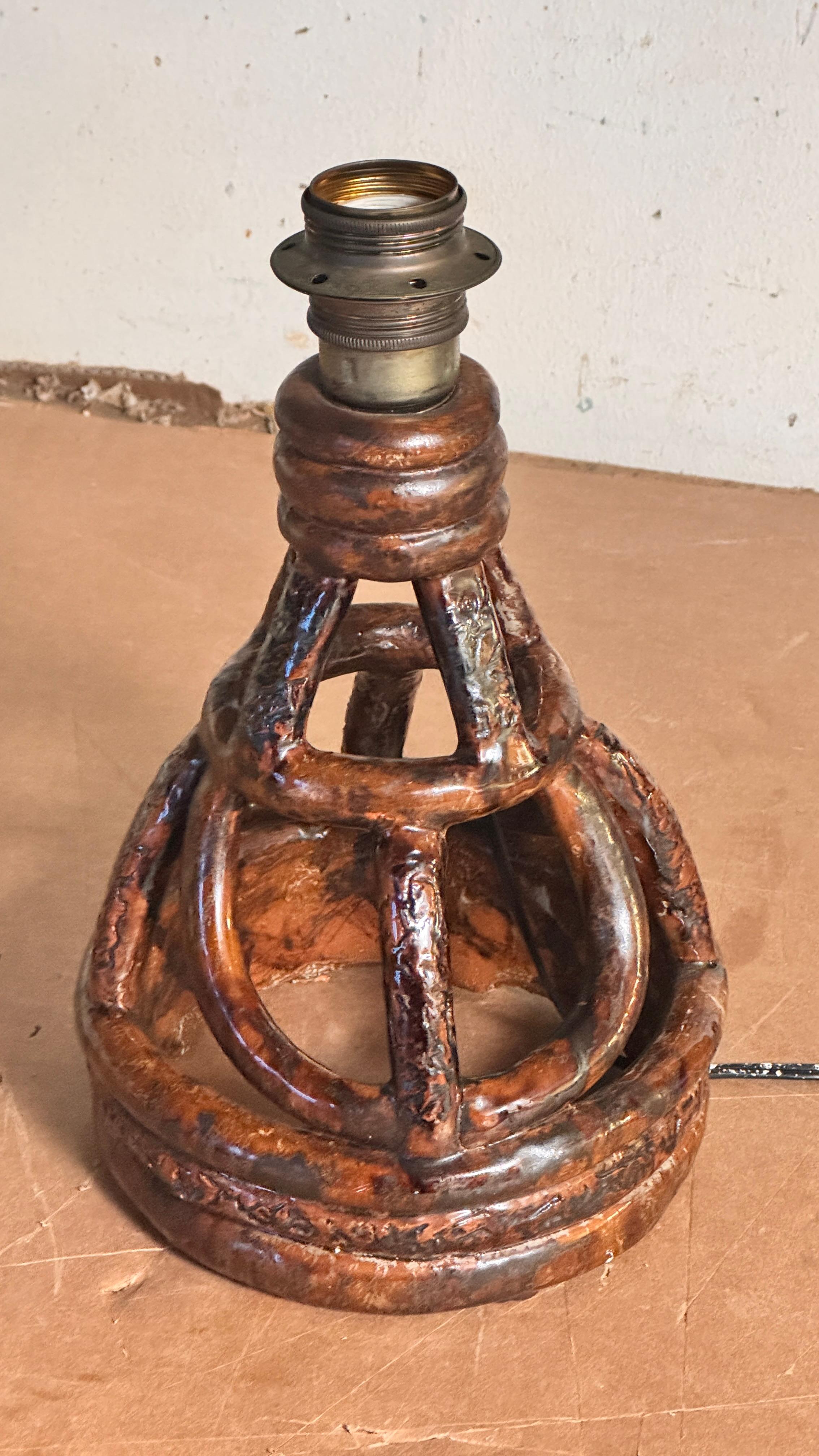 1960s French Earthenware Table Lamp in Sculptural Terracotta Francés en venta