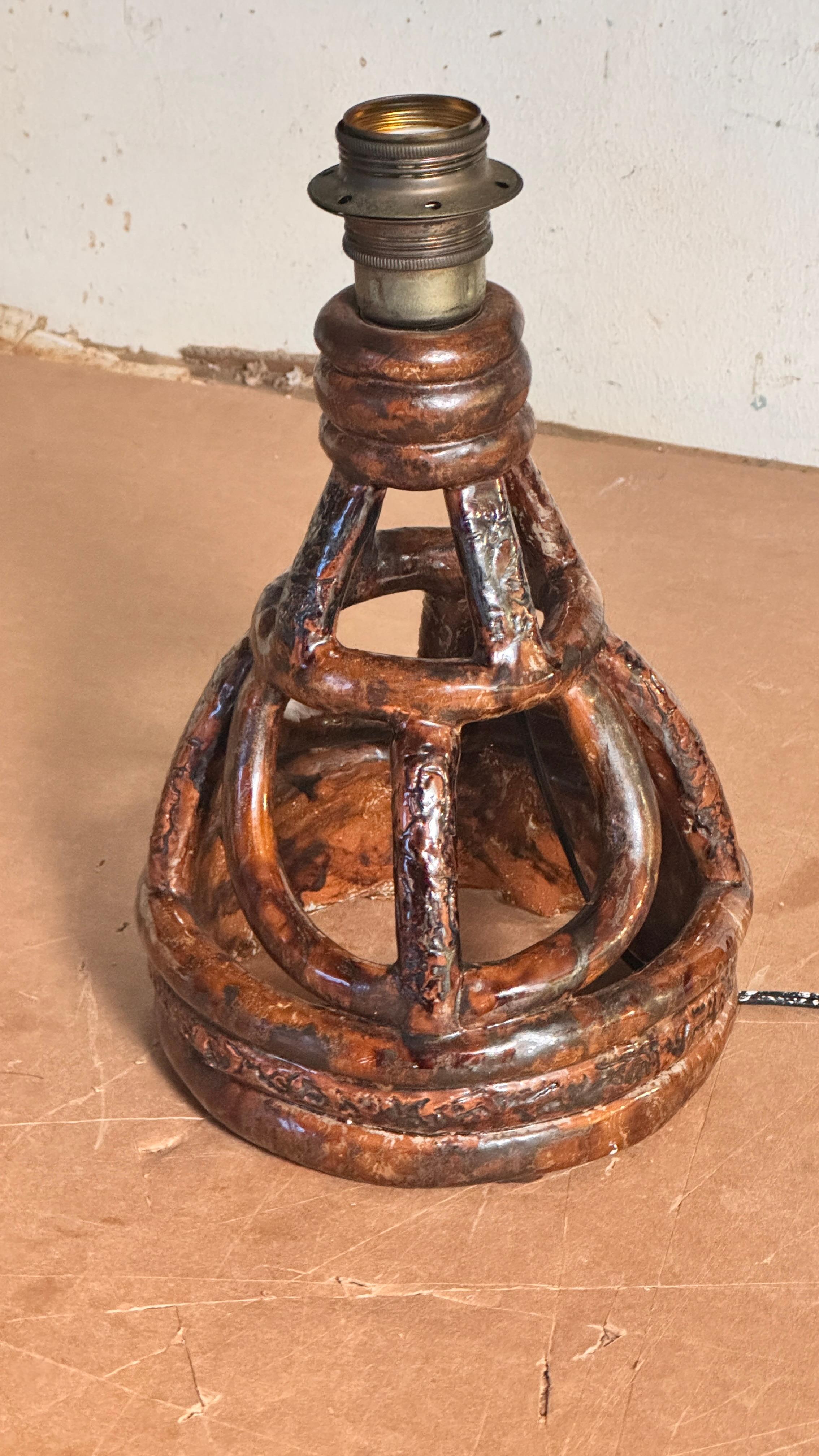 1960s French Earthenware Table Lamp in Sculptural Terracotta en Bueno estado para la venta en Auribeau sur Siagne, FR