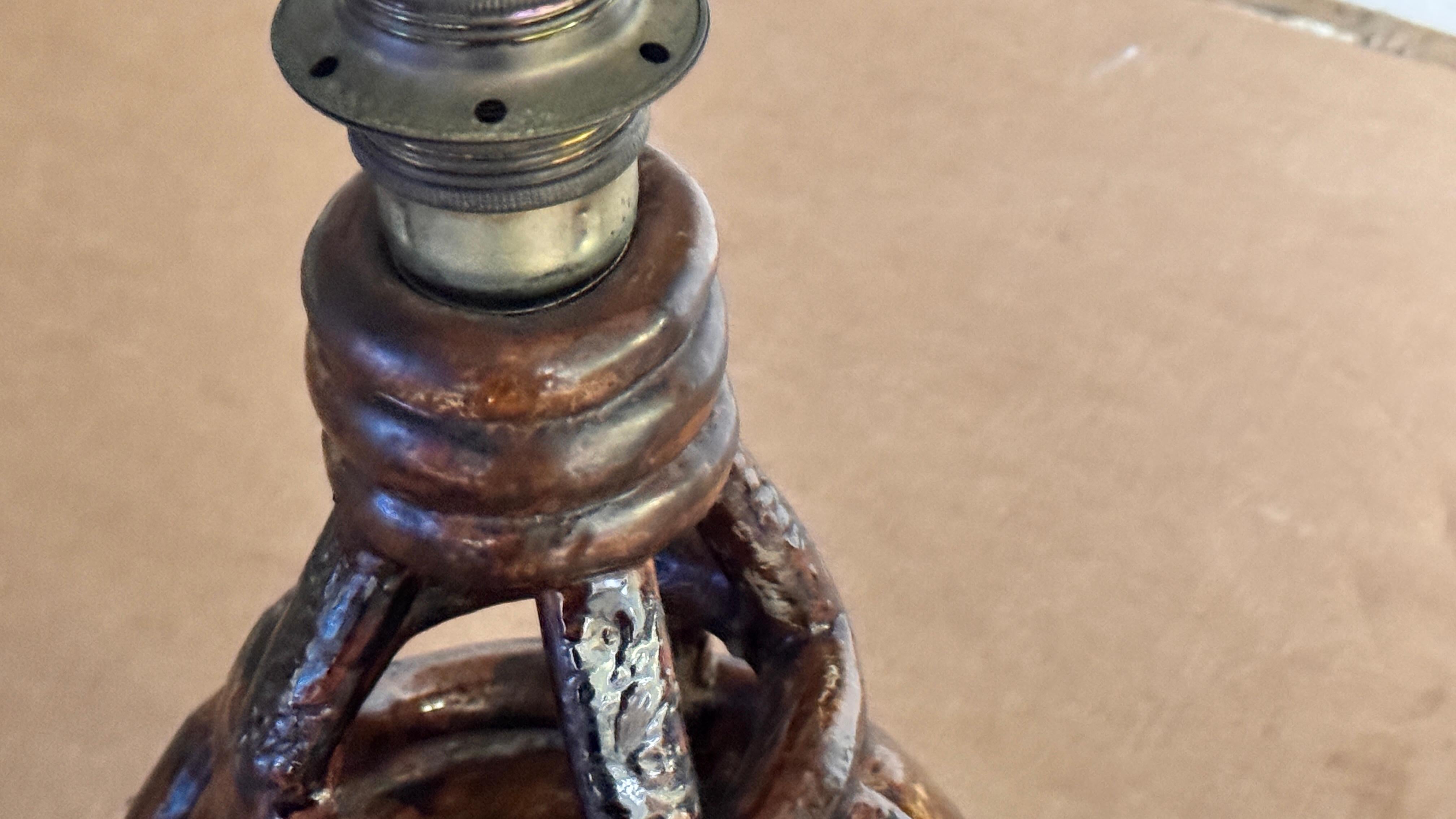 1960s French Earthenware Table Lamp in Sculptural Terracotta mediados del siglo XX en venta