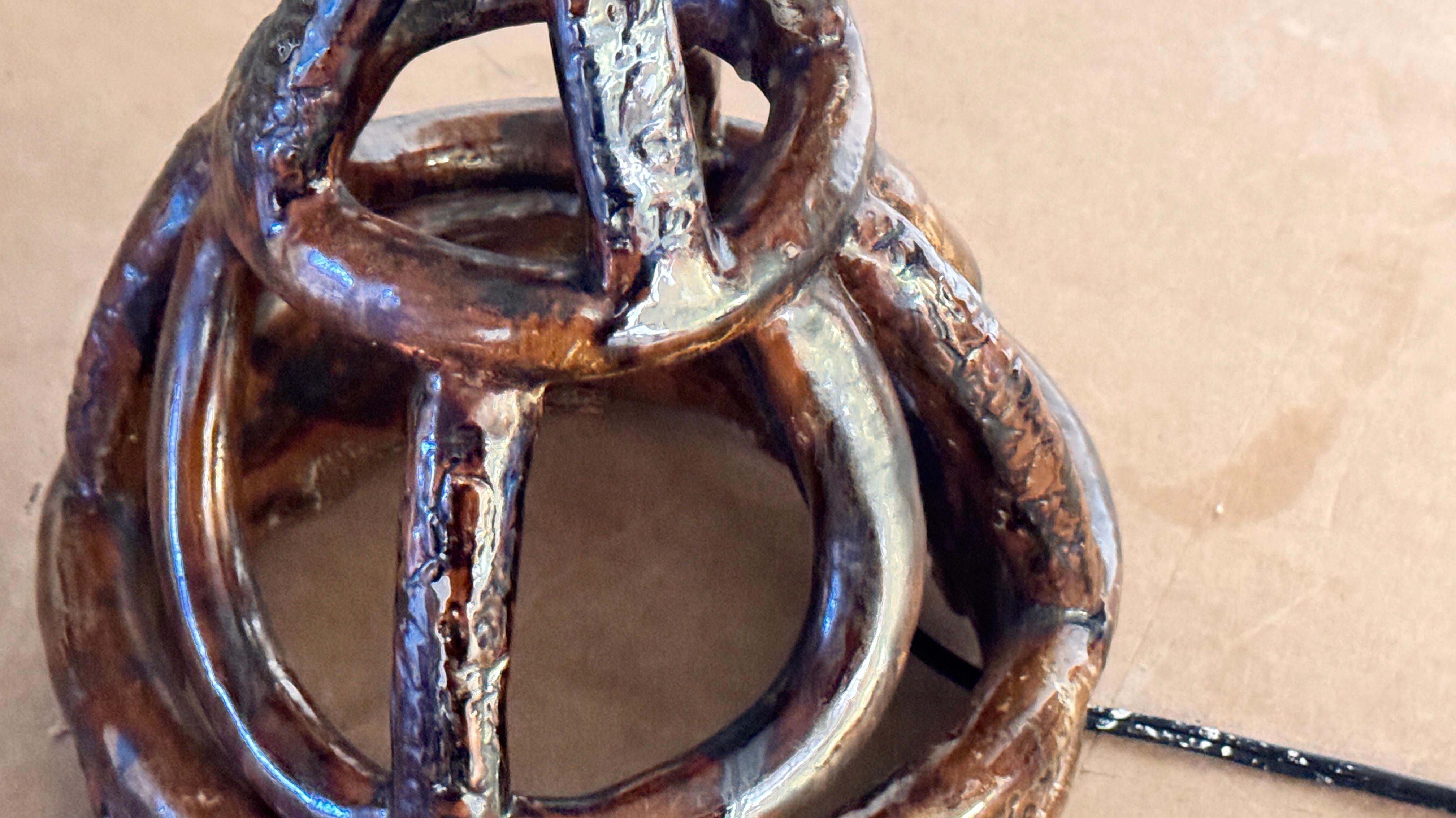 1960s French Earthenware Table Lamp in Sculptural Terracotta Cerámico en venta