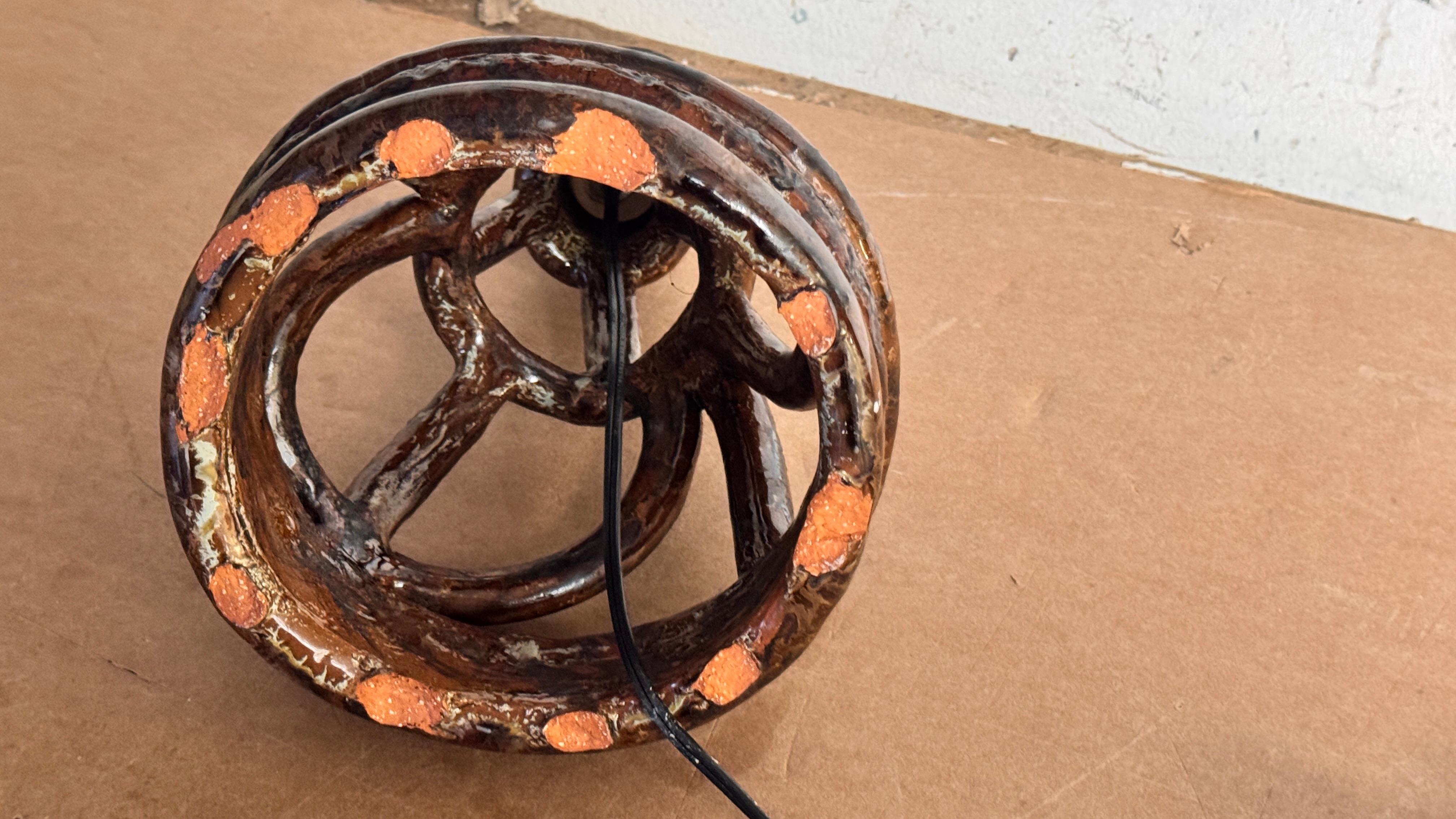 1960s French Earthenware Table Lamp in Sculptural Terracotta en venta 2