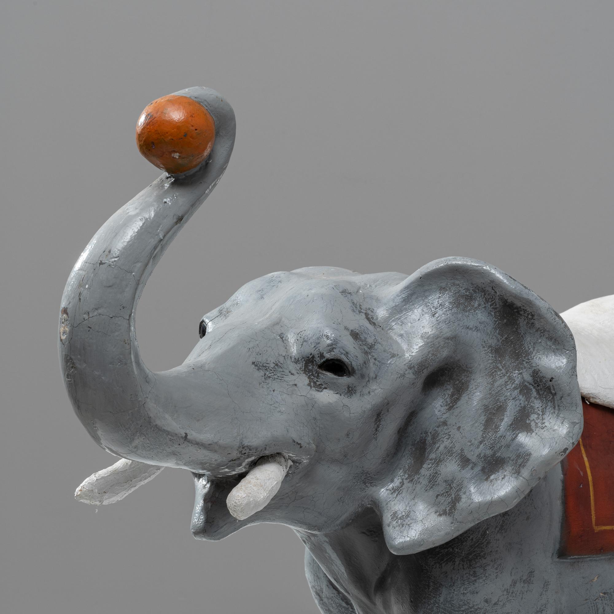 Questa affascinante statuetta di elefante francese degli anni '60 è una deliziosa rappresentazione dell'arte decorativa di metà secolo. Realizzato con materiali resistenti, l'elefante è dipinto con una sottile finitura grigia opaca che mette in