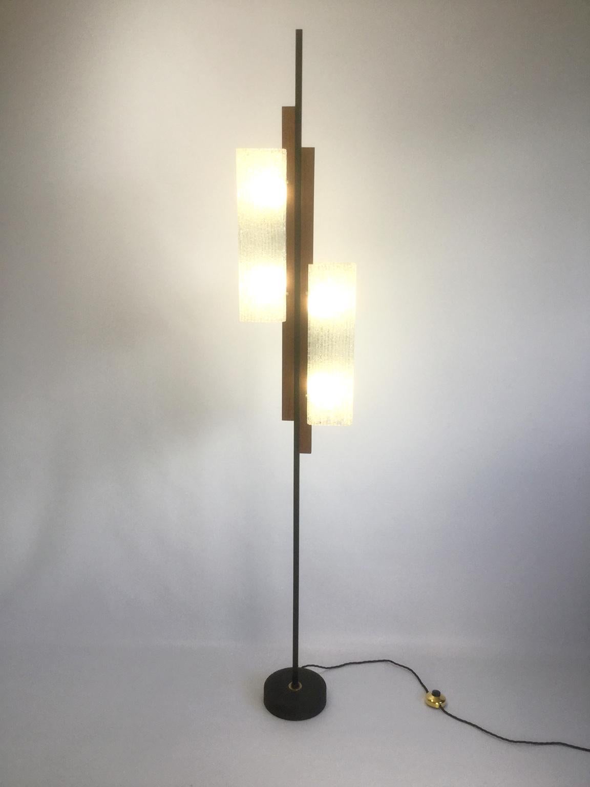 Floor lamp attributed to Maison Arlus
2 rectangular opalescent resin shades with teak and black metal stand.
Rewired with black cotton-insulated cable with brass foot switch.