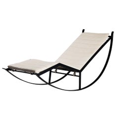 Silla mecedora geométrica francesa de los años 60, de acero negro y cuero blanco roto