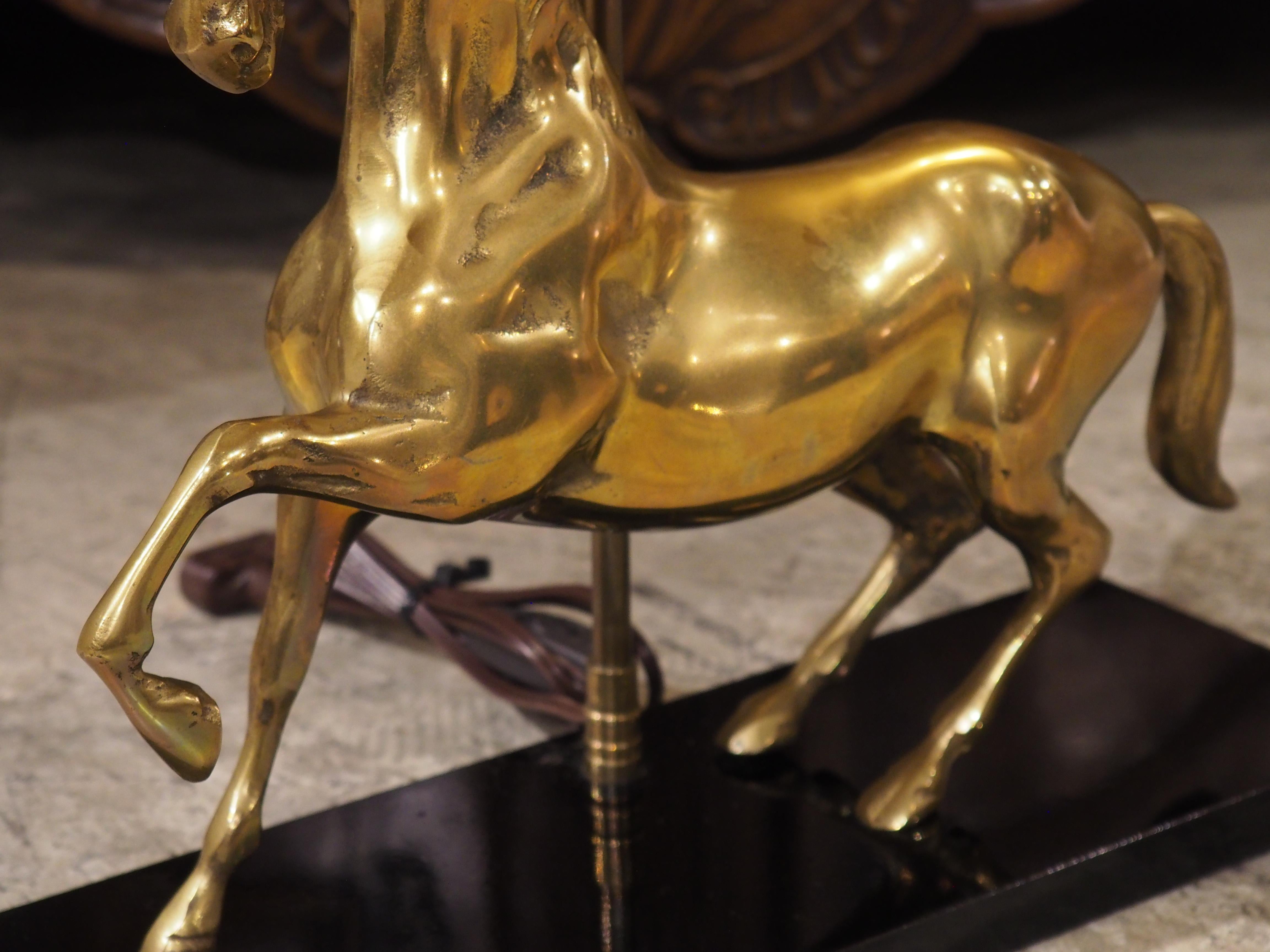 Lámpara francesa de latón dorado de los años 60 Caballo Rampante de Maison Charles, París en venta 3