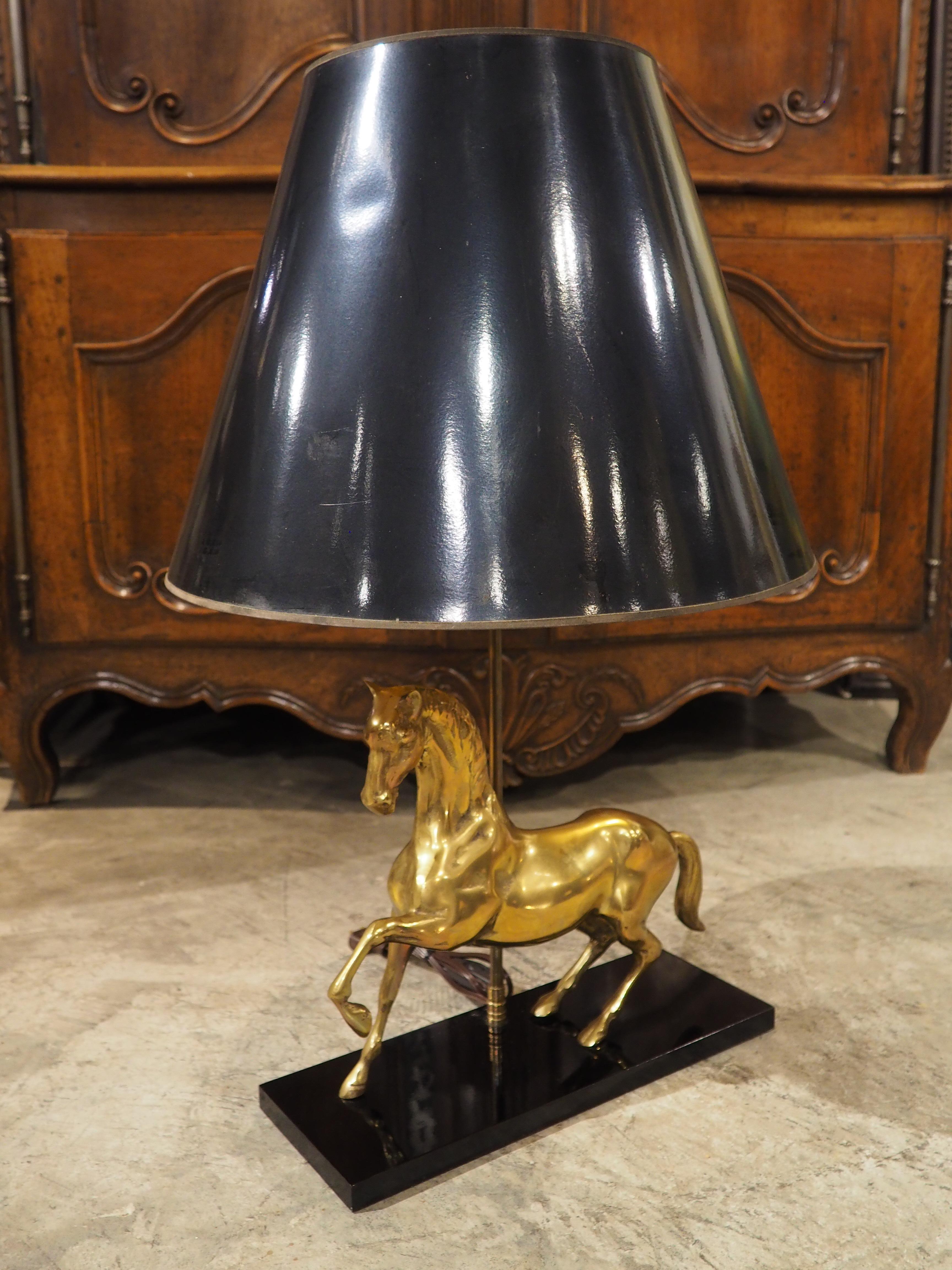 Lámpara francesa de latón dorado de los años 60 Caballo Rampante de Maison Charles, París en venta 4