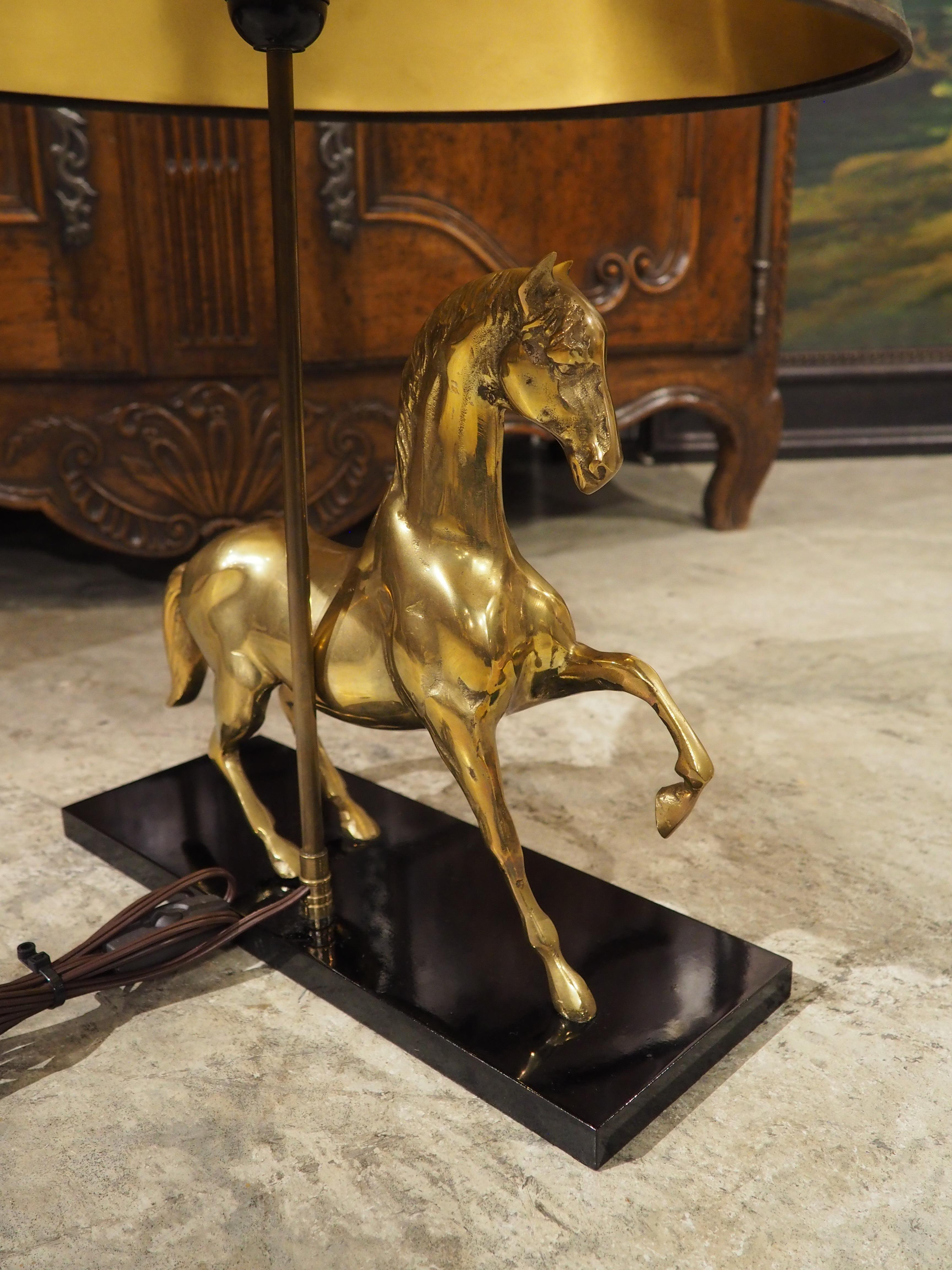 Lámpara francesa de latón dorado de los años 60 Caballo Rampante de Maison Charles, París en venta 5