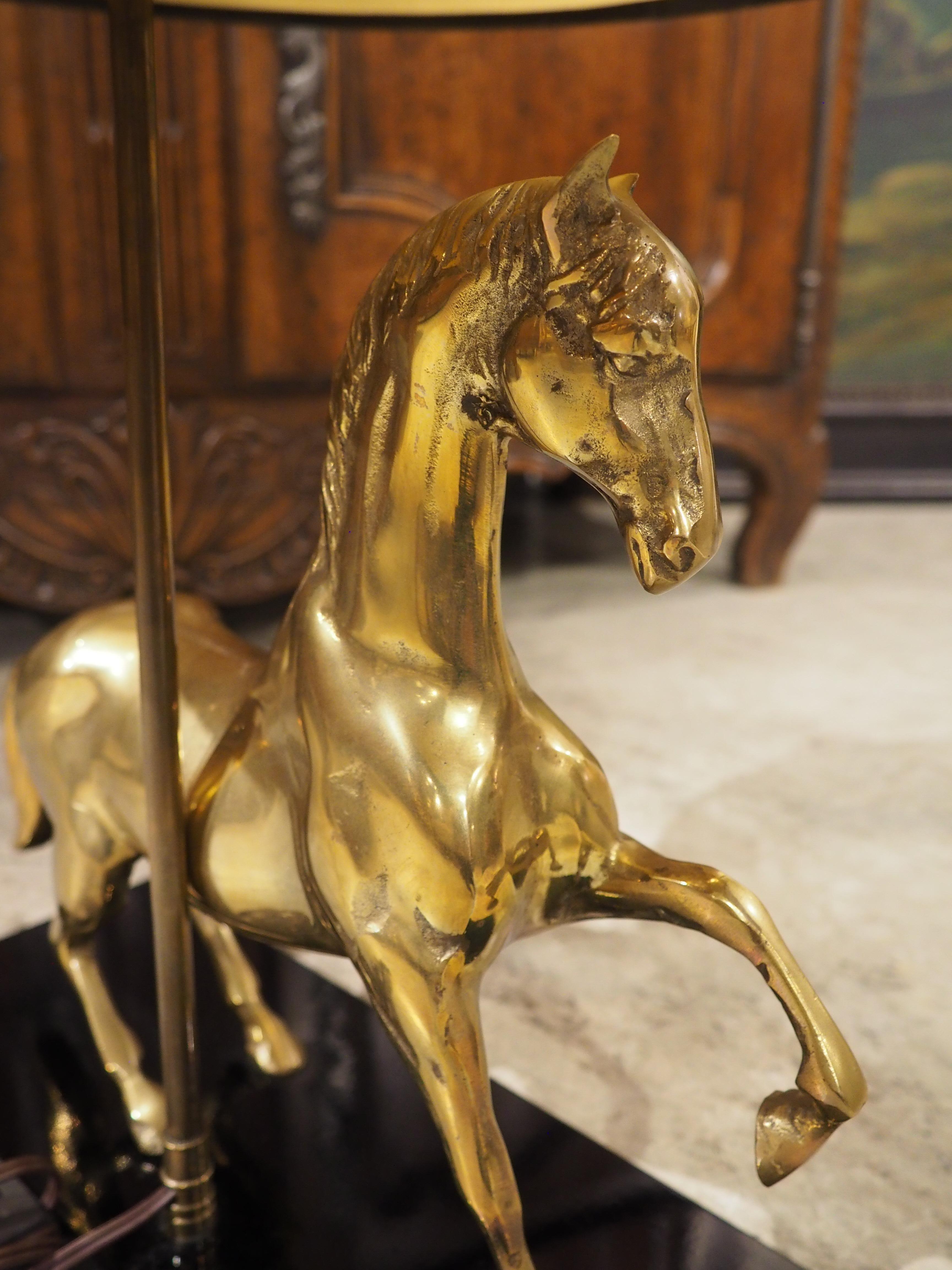 Lámpara francesa de latón dorado de los años 60 Caballo Rampante de Maison Charles, París en venta 6