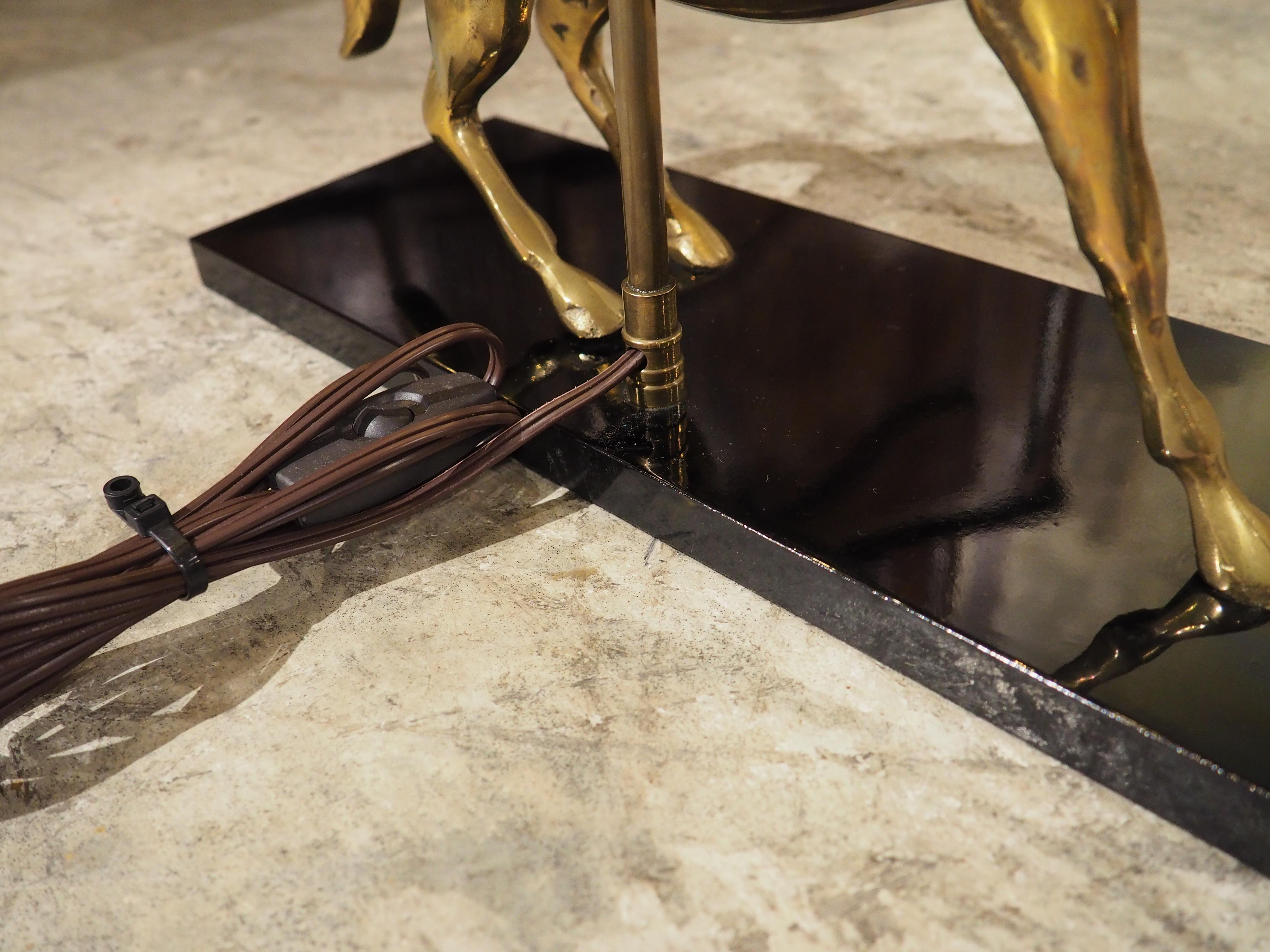 Lámpara francesa de latón dorado de los años 60 Caballo Rampante de Maison Charles, París en venta 7