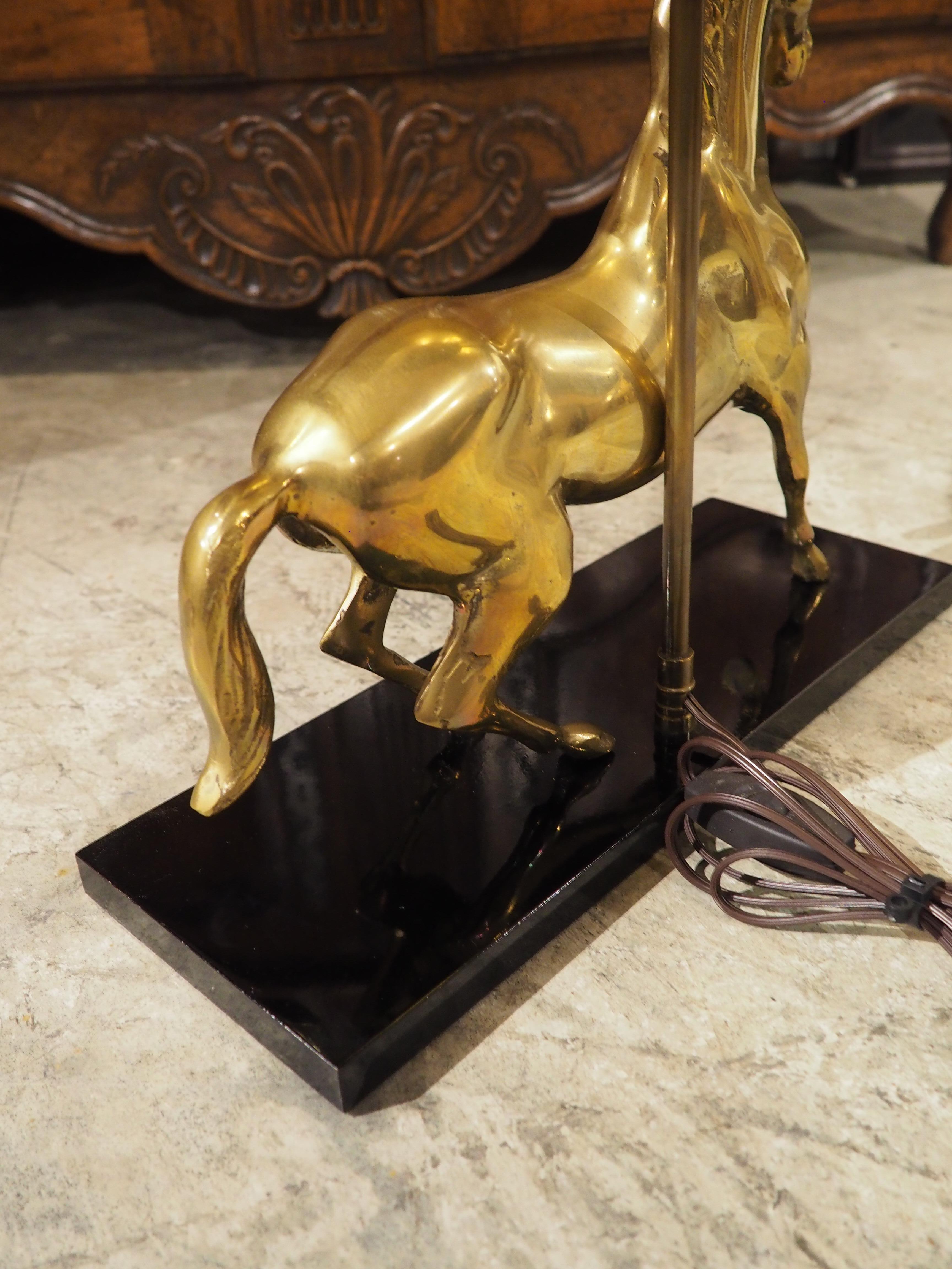 Lámpara francesa de latón dorado de los años 60 Caballo Rampante de Maison Charles, París en venta 8