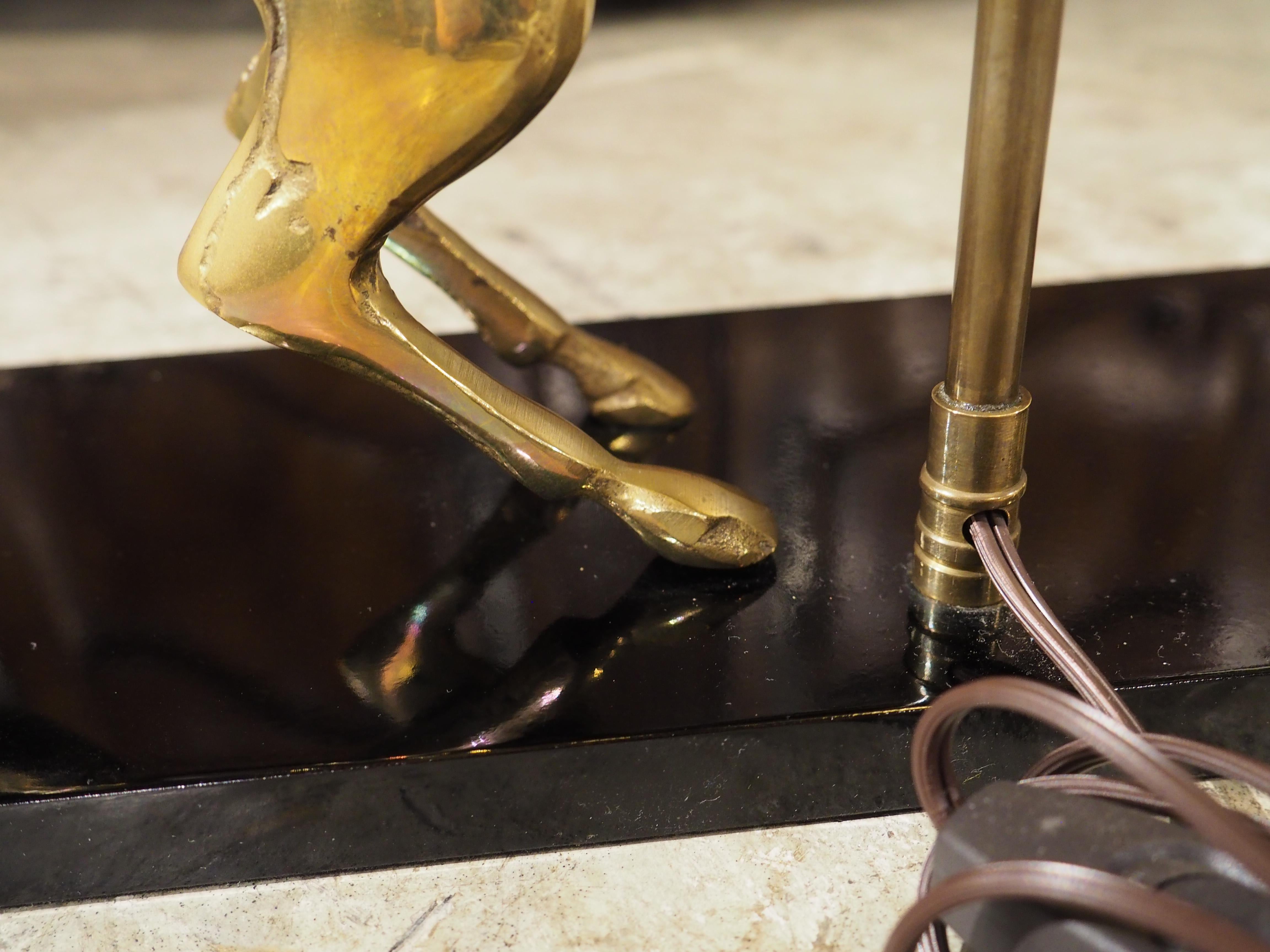 Lámpara francesa de latón dorado de los años 60 Caballo Rampante de Maison Charles, París en venta 9