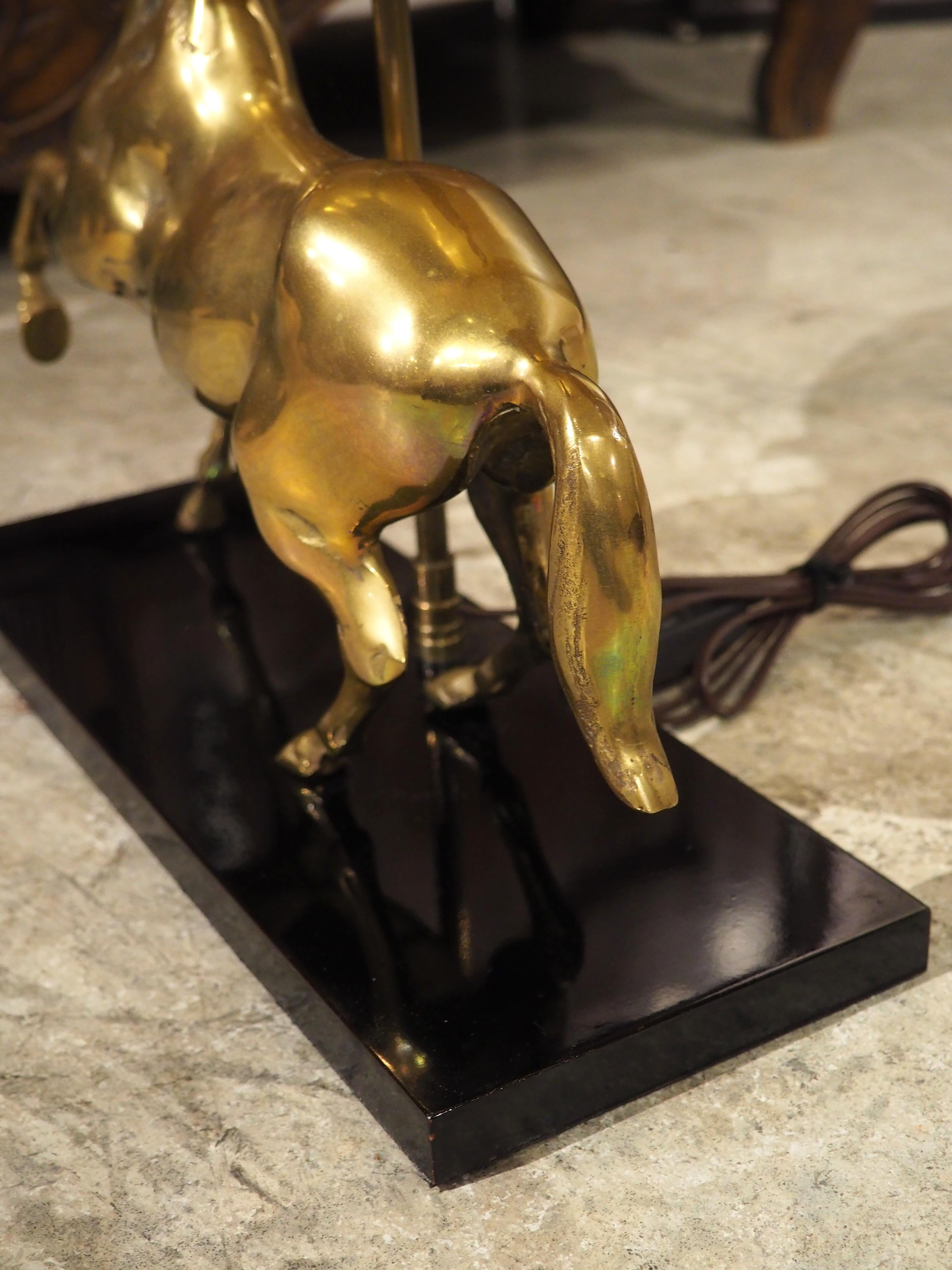Lámpara francesa de latón dorado de los años 60 Caballo Rampante de Maison Charles, París en venta 10