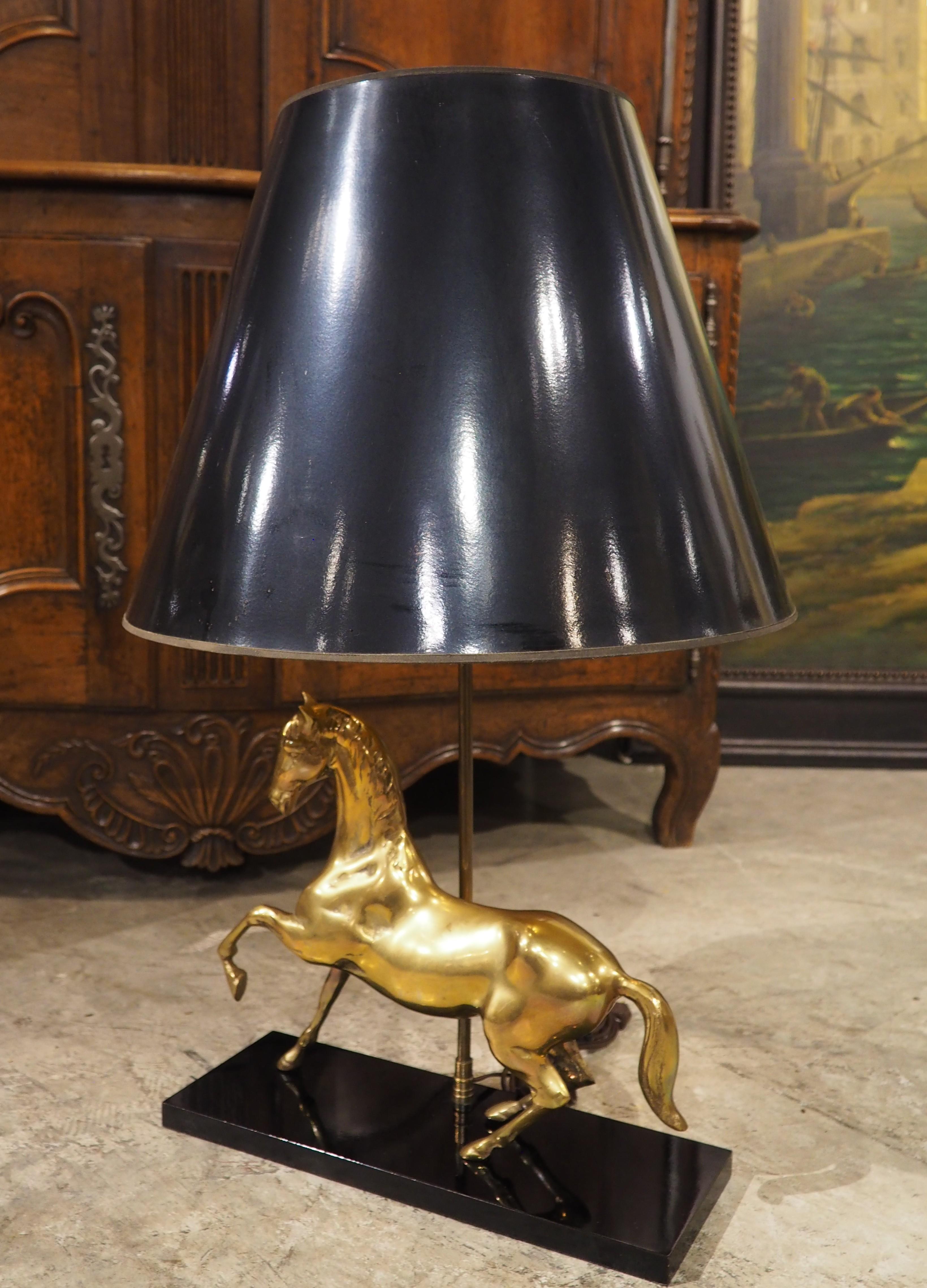 Lámpara francesa de latón dorado de los años 60 Caballo Rampante de Maison Charles, París en venta 12