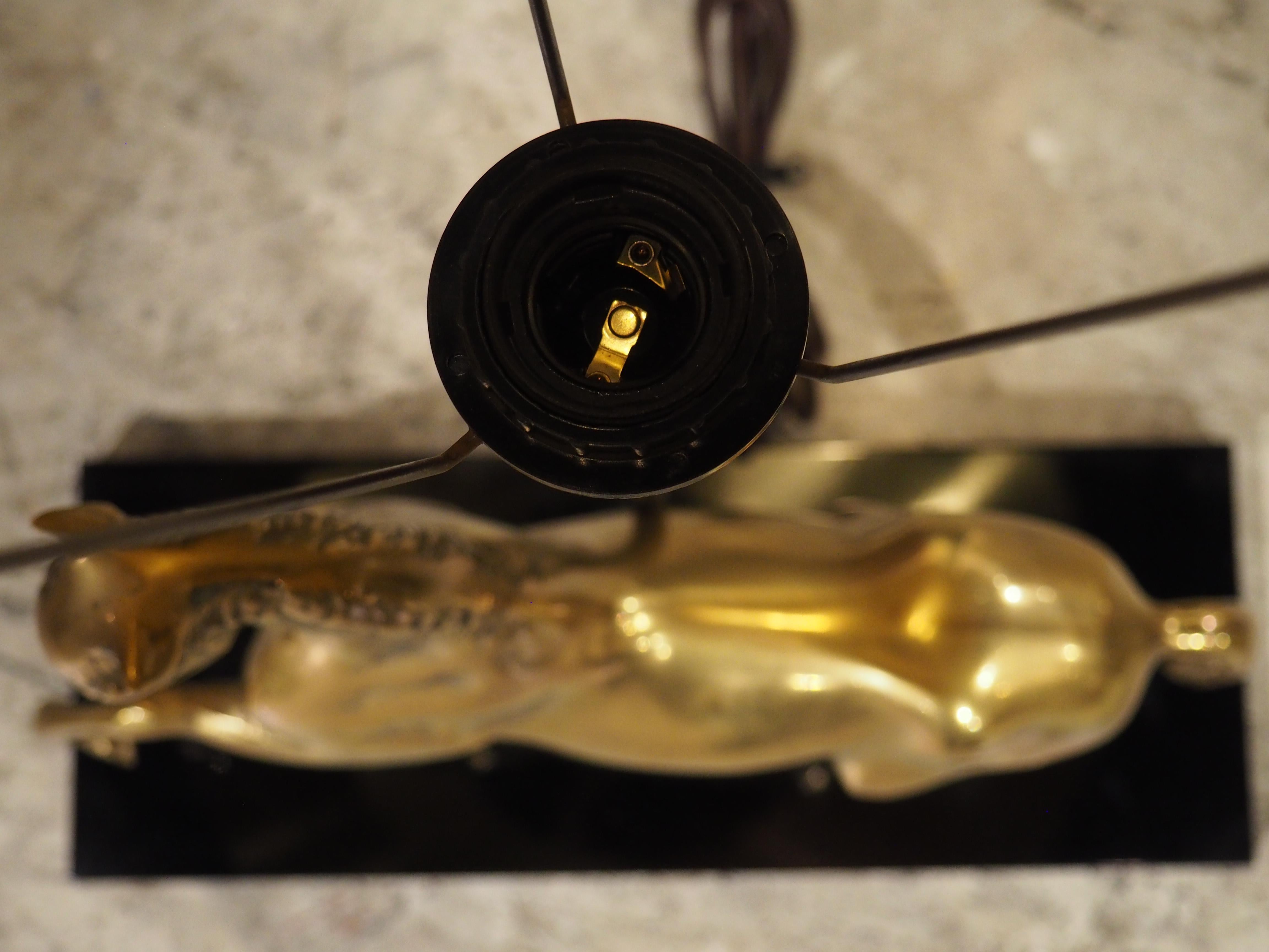 Más información próximamente...

De la Maison Charles de París, esta lámpara de los años 60 presenta un cuerpo de caballo de latón dorado.  El caballo brinca sobre una fina base negra, que combina a la perfección con una pantalla negra forrada de