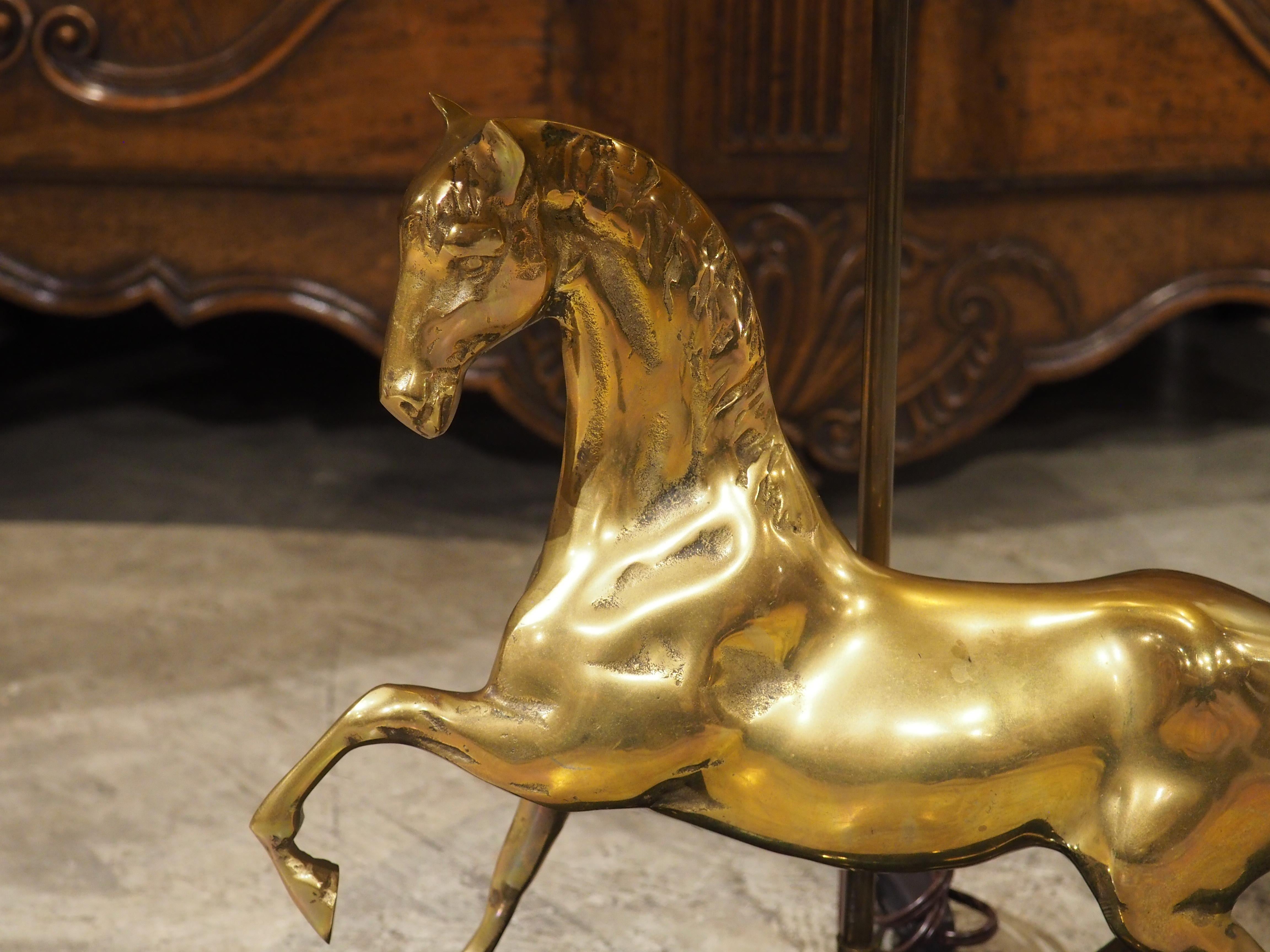 Lámpara francesa de latón dorado de los años 60 Caballo Rampante de Maison Charles, París Francés en venta