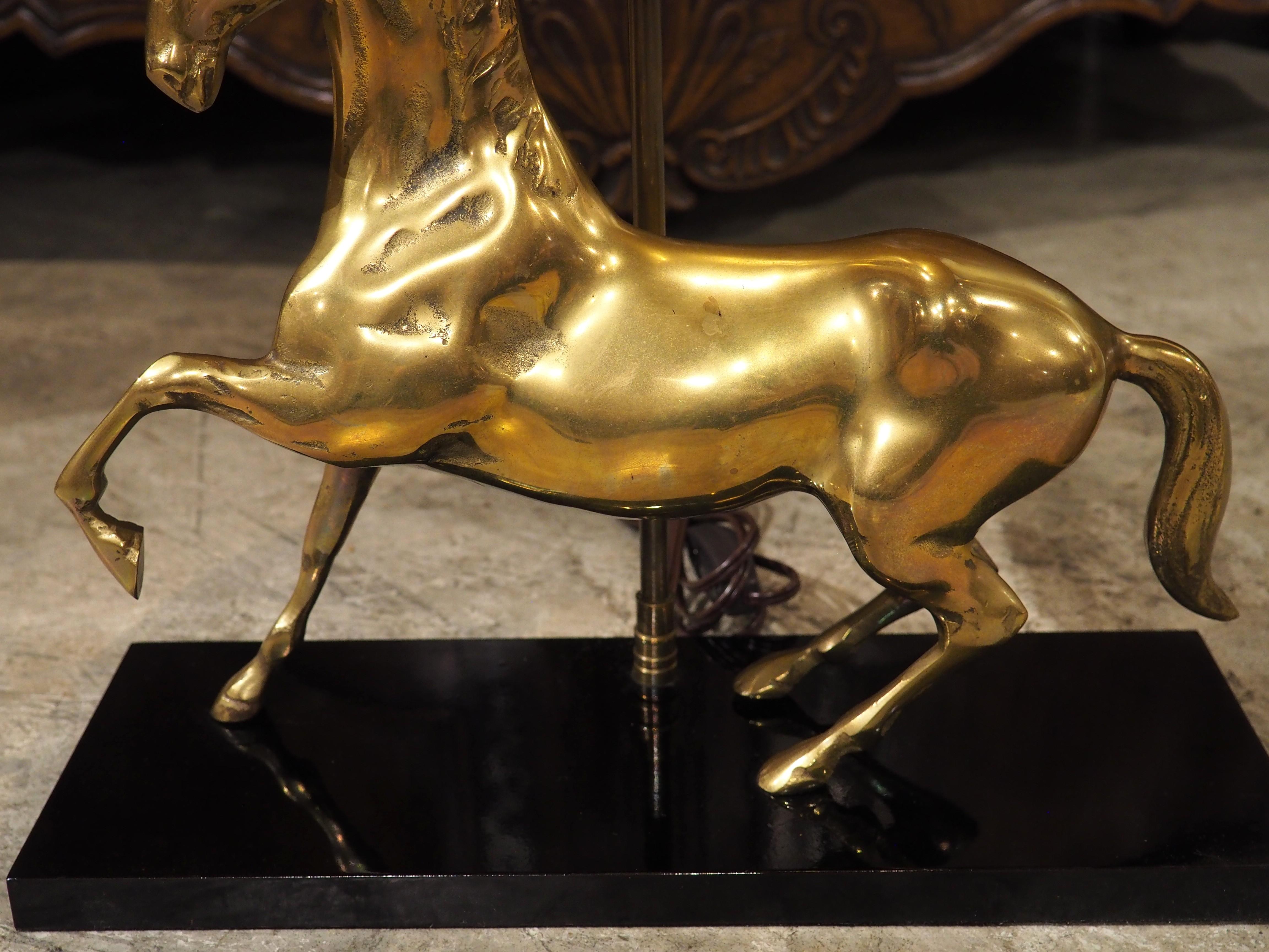 Lámpara francesa de latón dorado de los años 60 Caballo Rampante de Maison Charles, París Dorado en venta