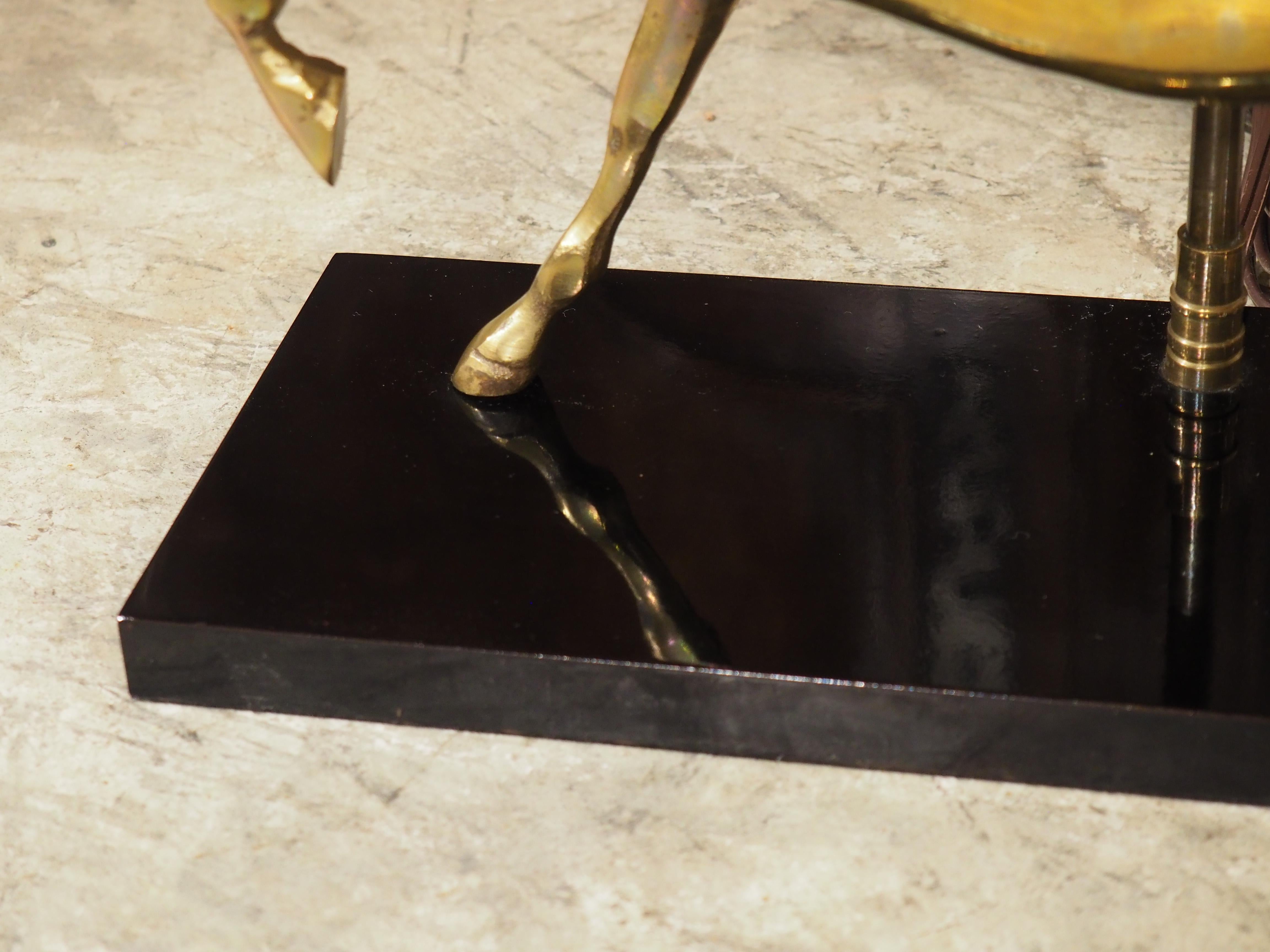 Lámpara francesa de latón dorado de los años 60 Caballo Rampante de Maison Charles, París mediados del siglo XX en venta