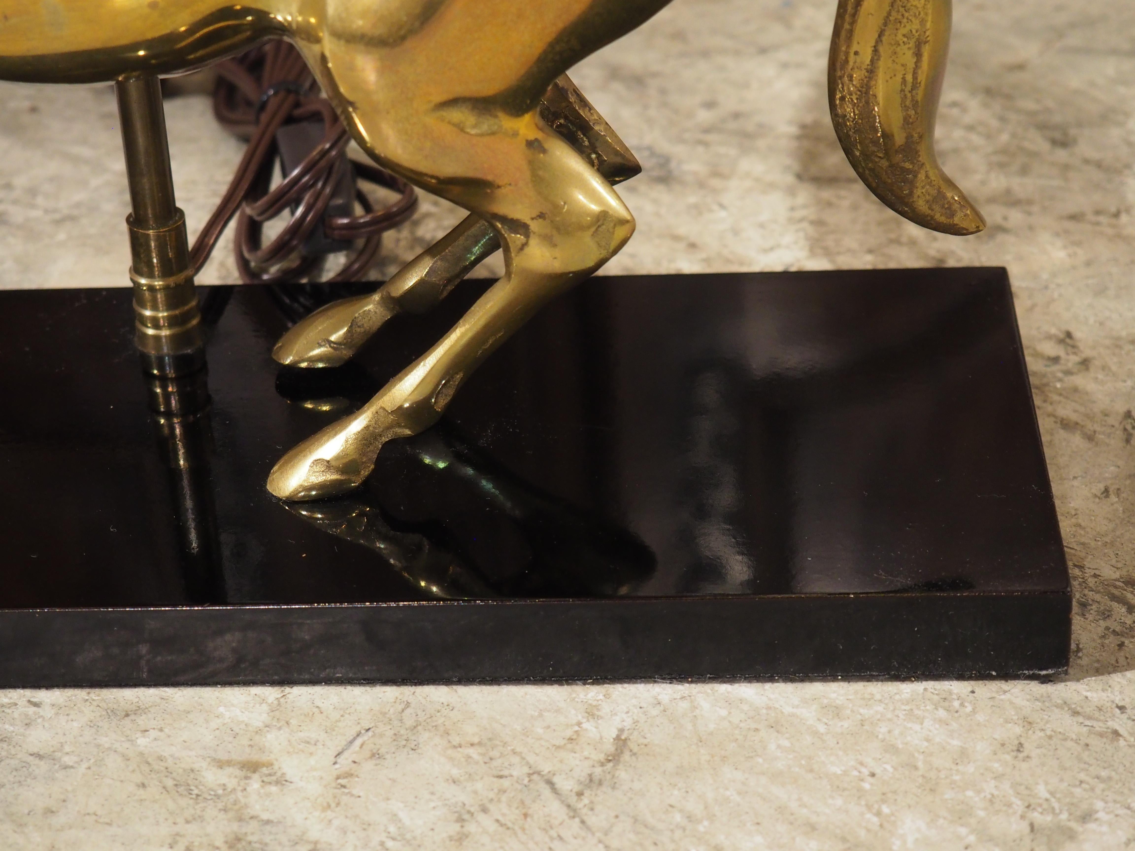 Lámpara francesa de latón dorado de los años 60 Caballo Rampante de Maison Charles, París Metal en venta