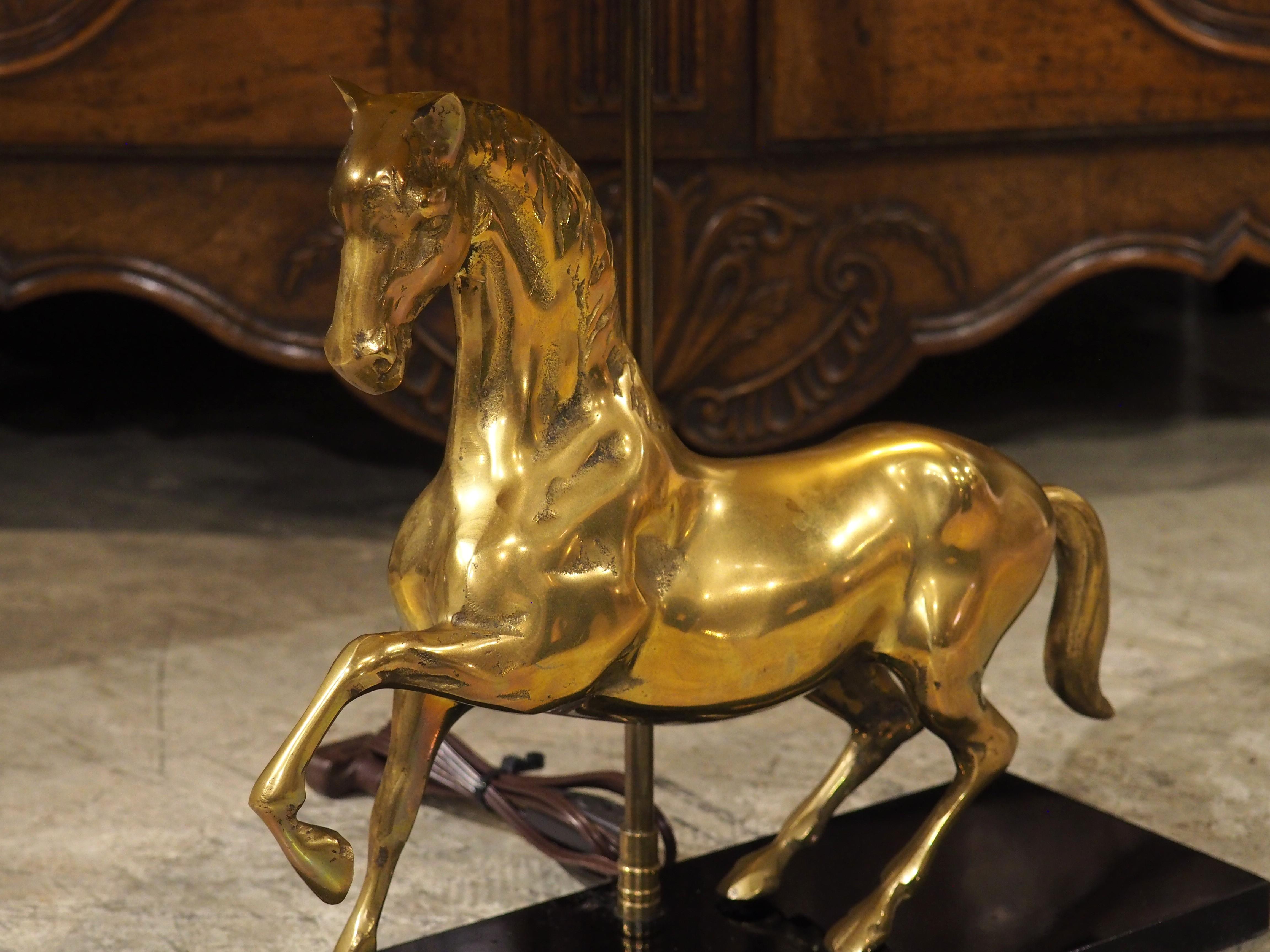 Lámpara francesa de latón dorado de los años 60 Caballo Rampante de Maison Charles, París en venta 1