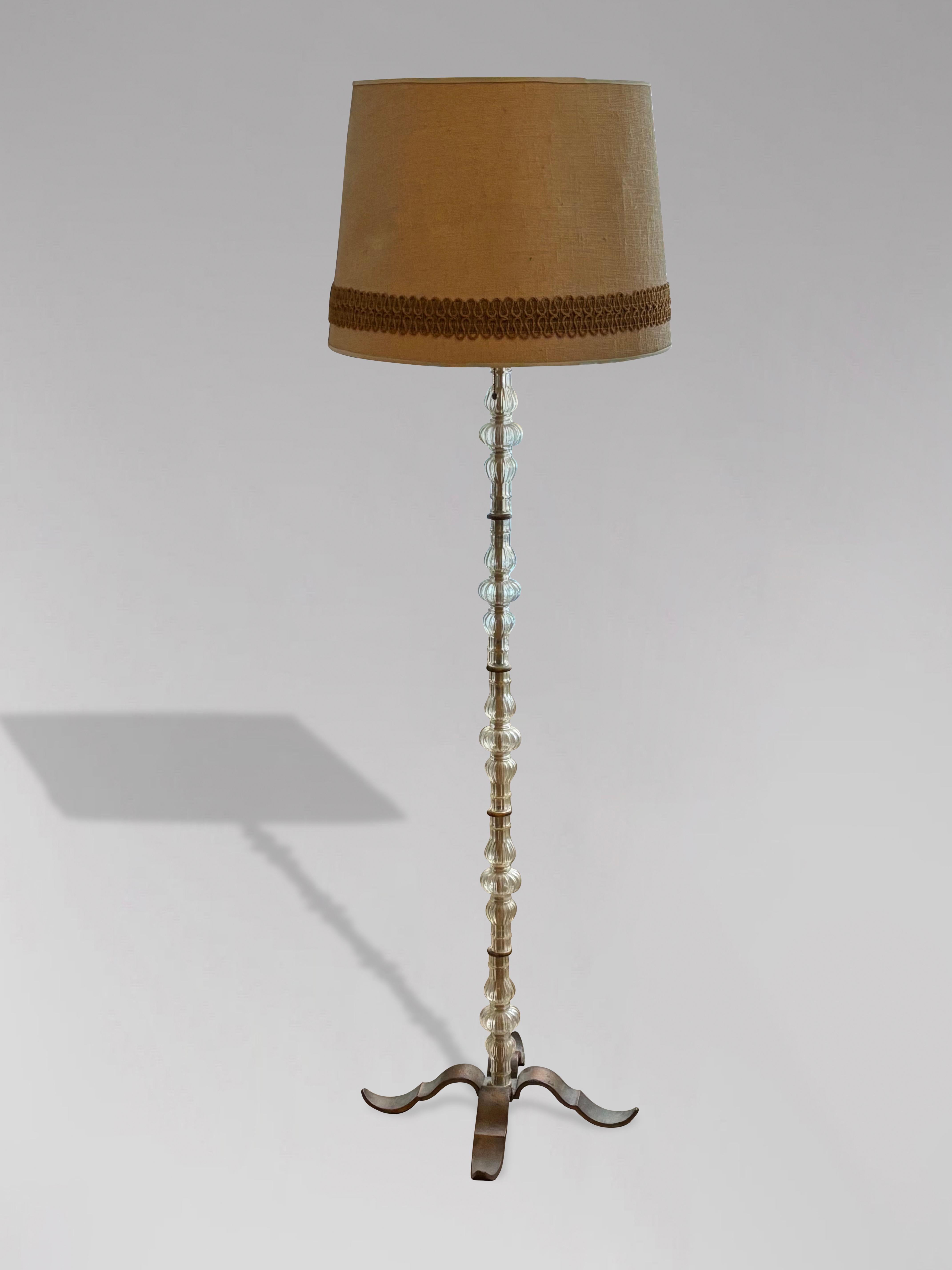 Eine stilvolle, ungewöhnliche und qualitativ hochwertige französische Stehlampe aus Glas und Messing aus der Mitte des 20. Der originale Lampenschirm befindet sich über einem Schaft aus geschliffenem Glas und Messing, der auf vier gespreizten