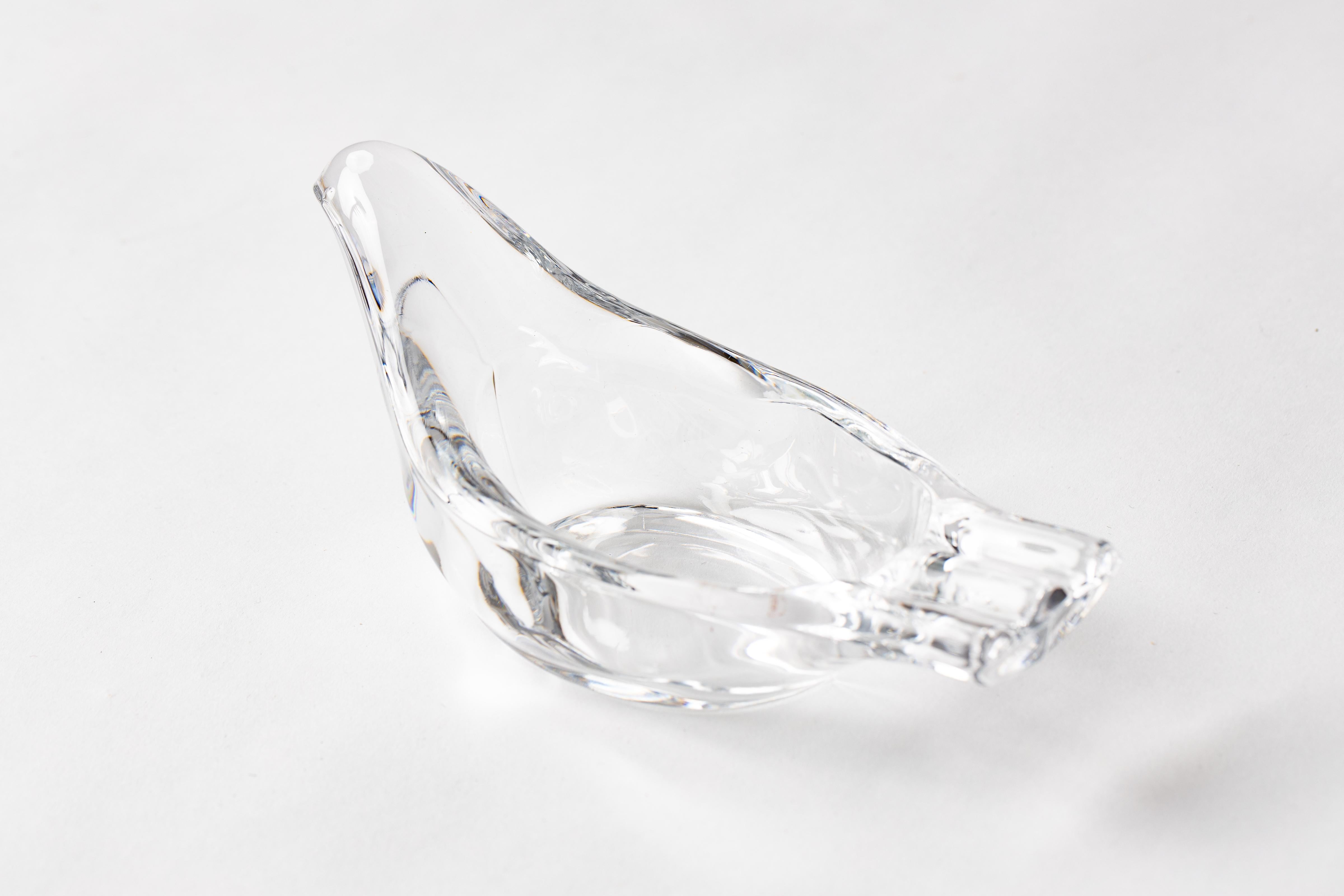 Cendrier à colombes en verre clair français des années 1960, avec des supports à l'extrémité de la queue. 
Pièce élégante à exposer comme verre d'art lorsqu'elle n'est pas utilisée.
Mesure 8
