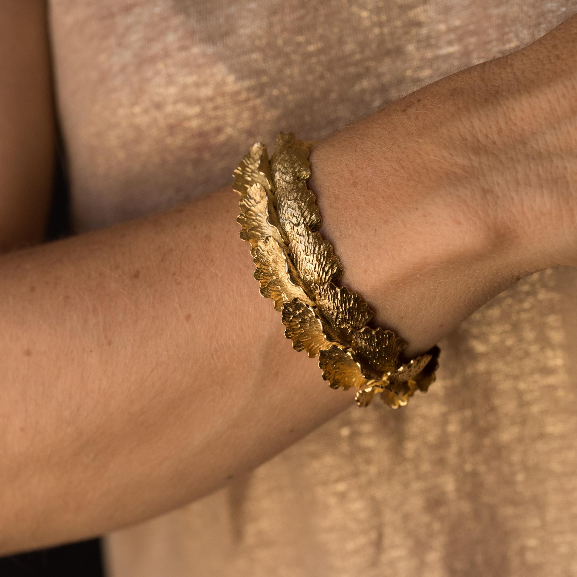 Armband aus 18K Gelbgold, Nashornkopfpunze.
Dieses Armband aus Antikgold ist eine Ode an die Natur und ihre kostbare Interpretation. Es besteht aus zart geschwungenen Ginkgo-Biloba-Blättern, die fein ausgearbeitet und gegliedert sind. Die