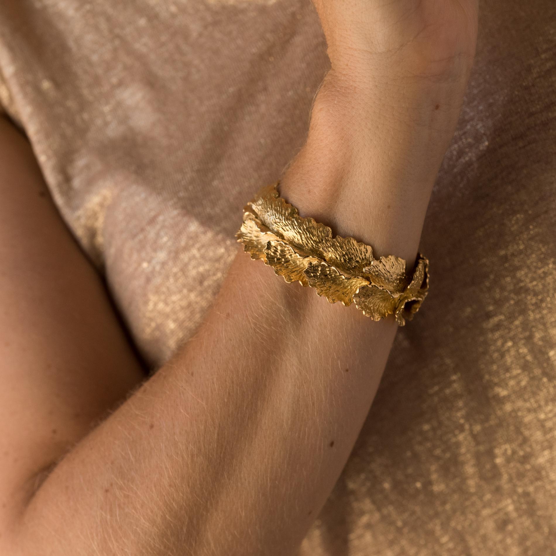 1960s French Gold Leaf Design Bracelet In Excellent Condition For Sale In Poitiers, FR