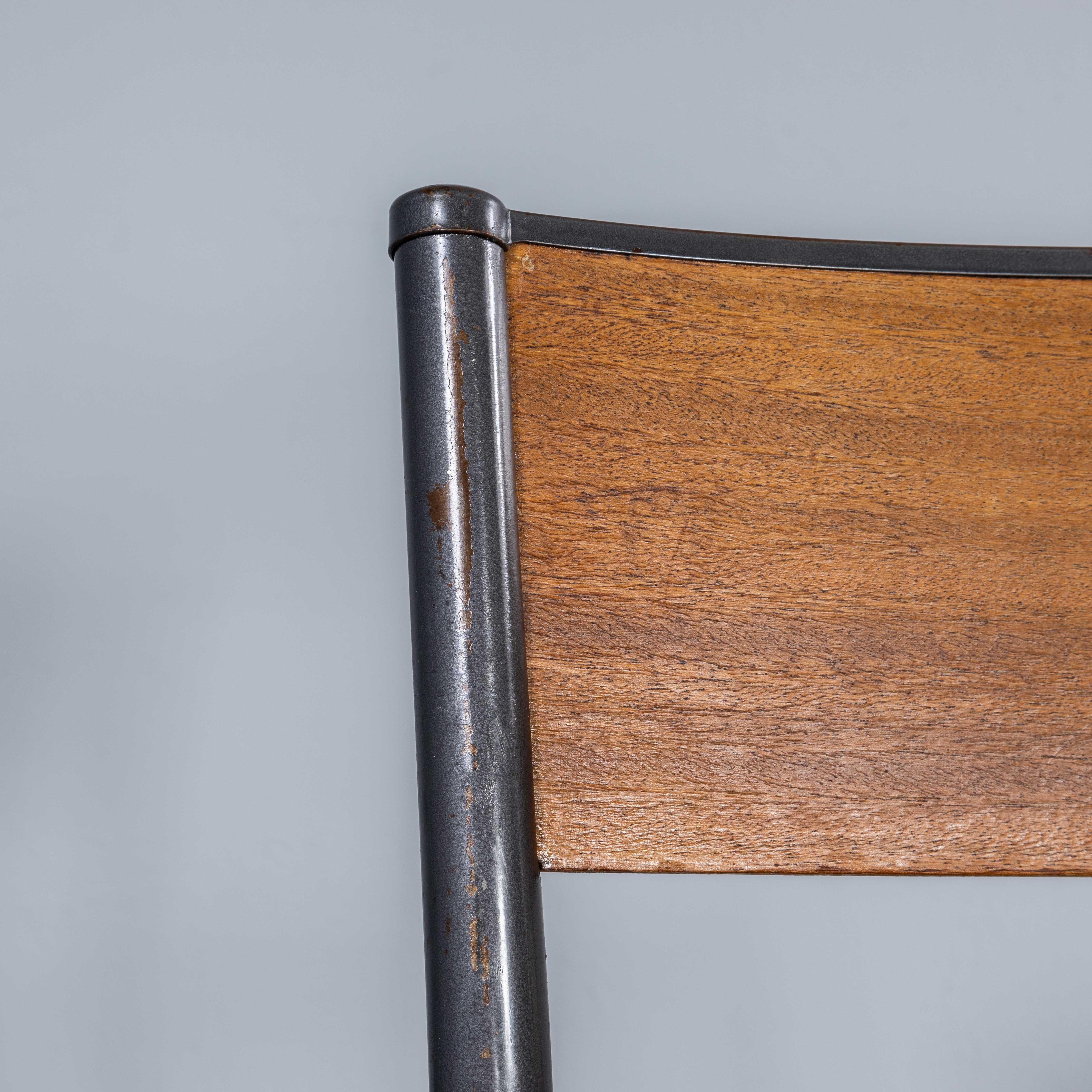 Français Chaises de salle à manger empilables Mullca gris graphite des années 1960 - Bonne quantité disponible en vente