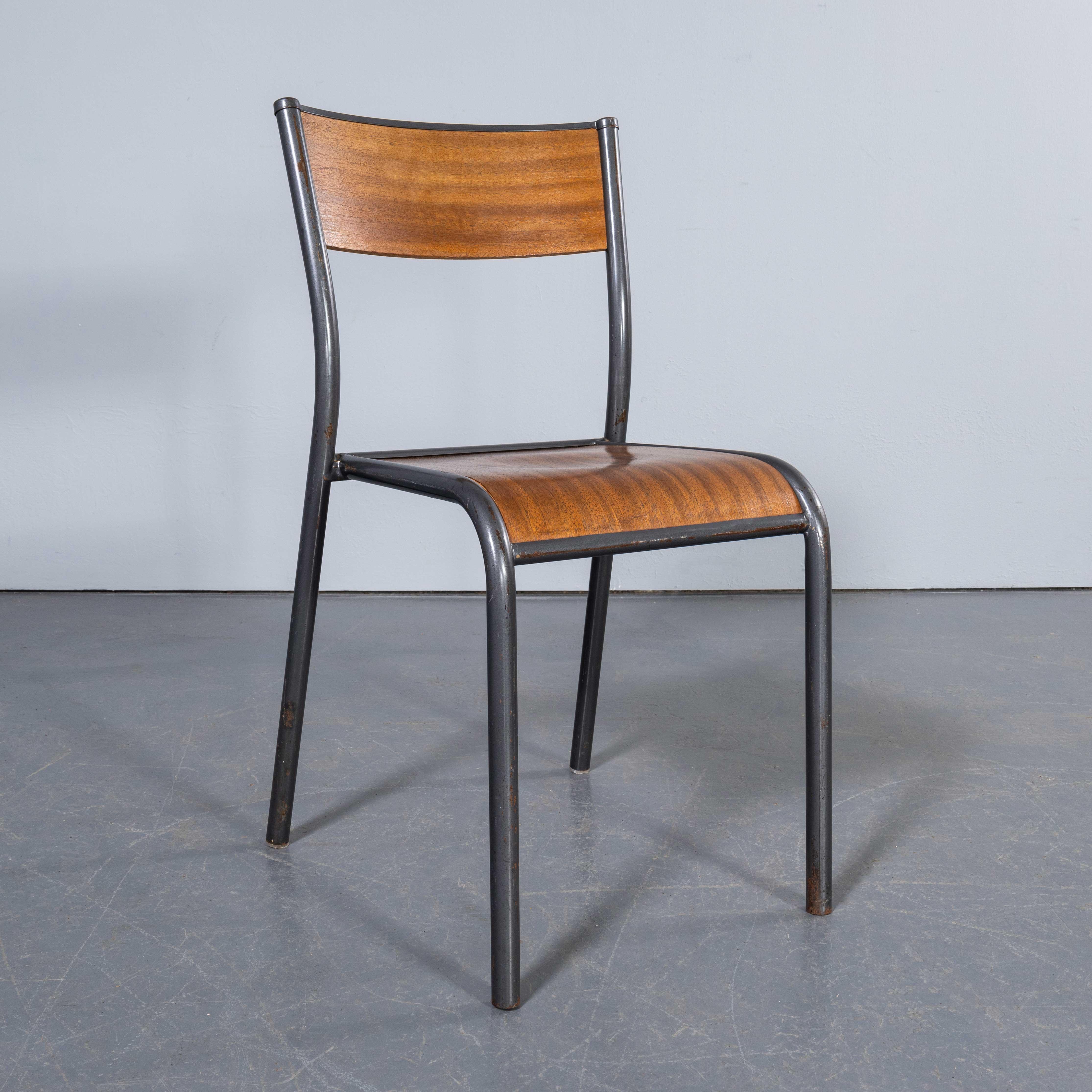 Milieu du XXe siècle Chaises de salle à manger empilables Mullca gris graphite des années 1960 - Bonne quantité disponible en vente