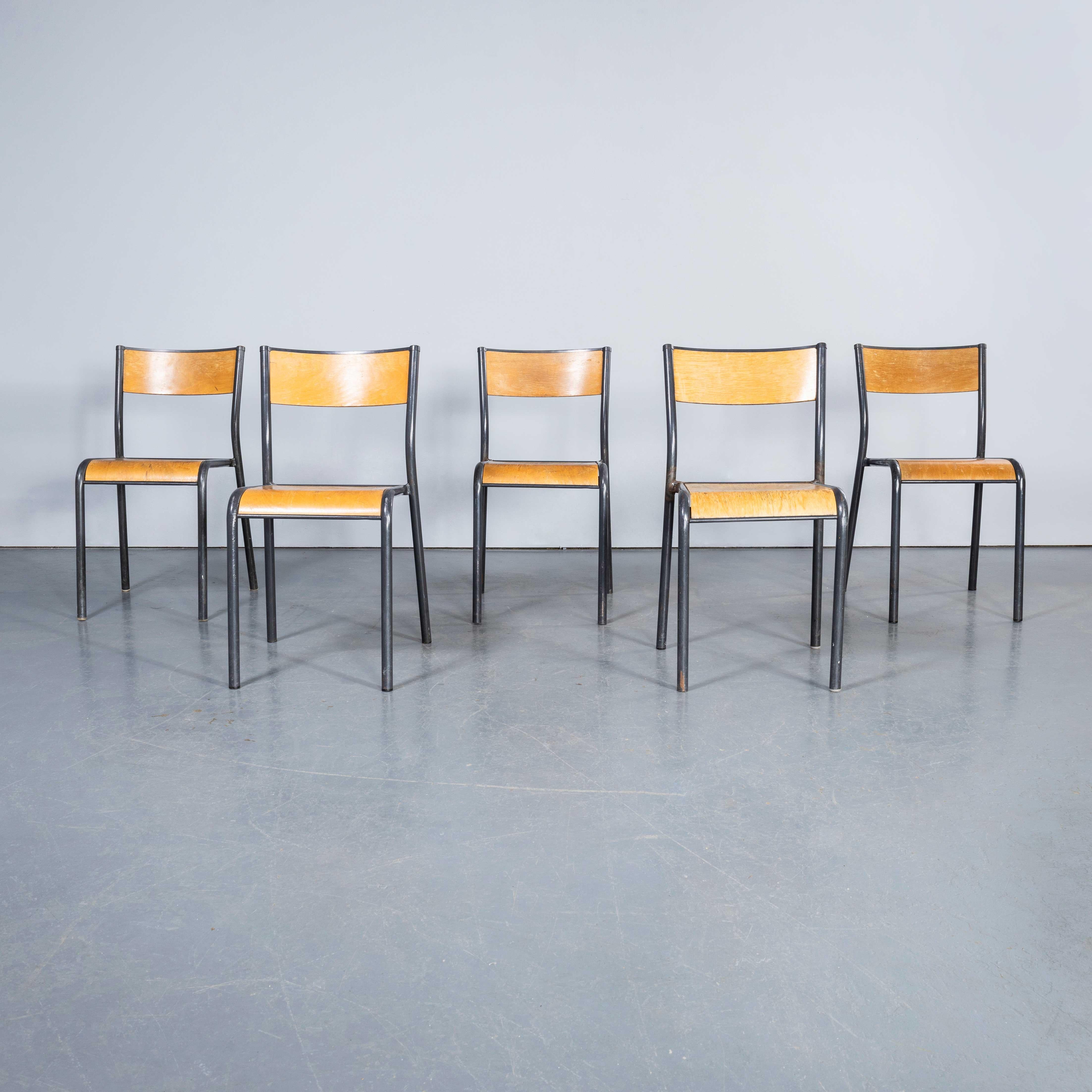 1960'S Französisch Grau Mullca Stapelstühle - Set von fünf. 
Einer unserer Lieblingsstühle. 1947 gründeten Robert Muller und Gaston Cavaillon das Unternehmen, das den wohl berühmtesten französischen Schulstuhl entwickelte. Leider gibt es das