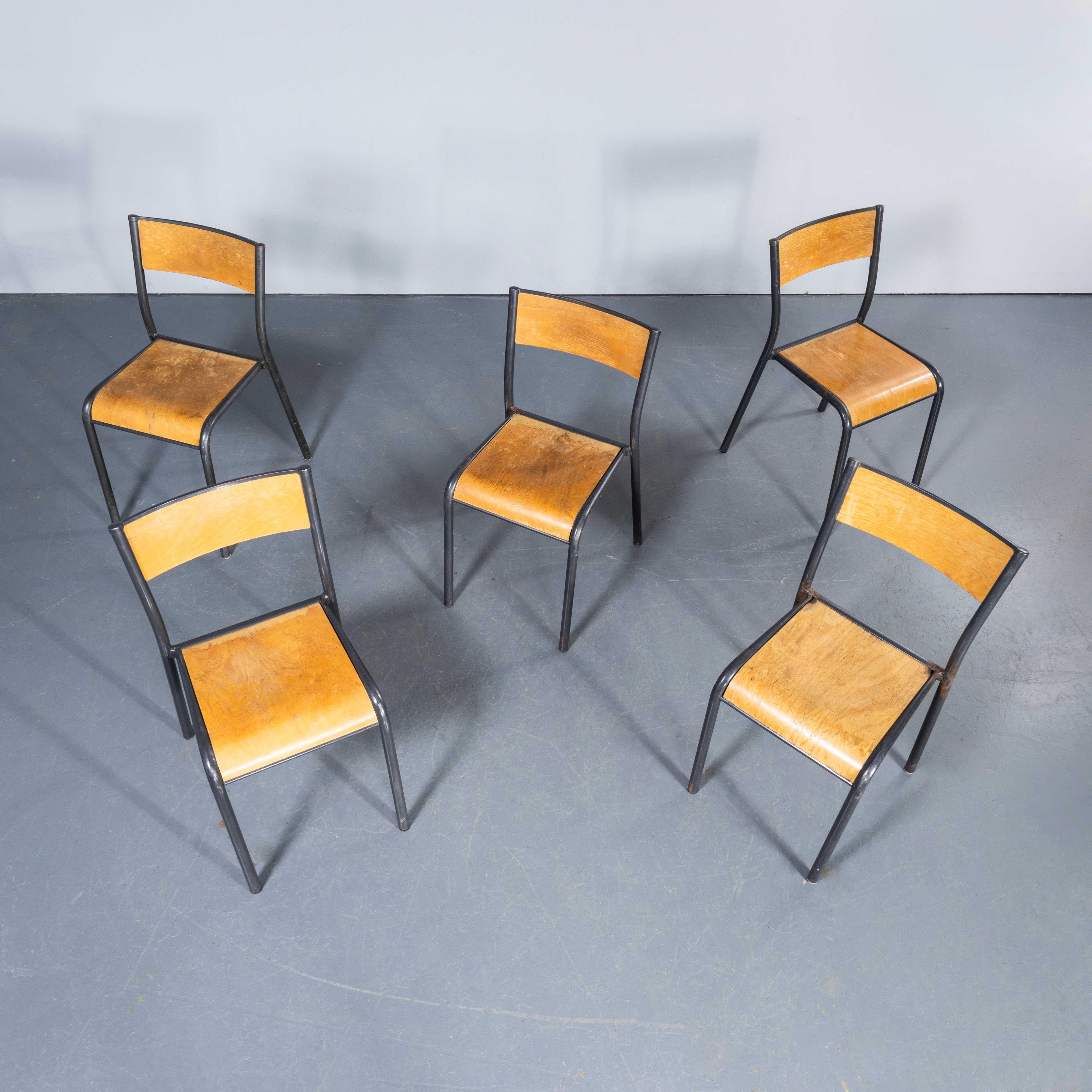1960'S Französisch Grau Mullca Stapelstühle - Set von fünf im Zustand „Gut“ im Angebot in Hook, Hampshire