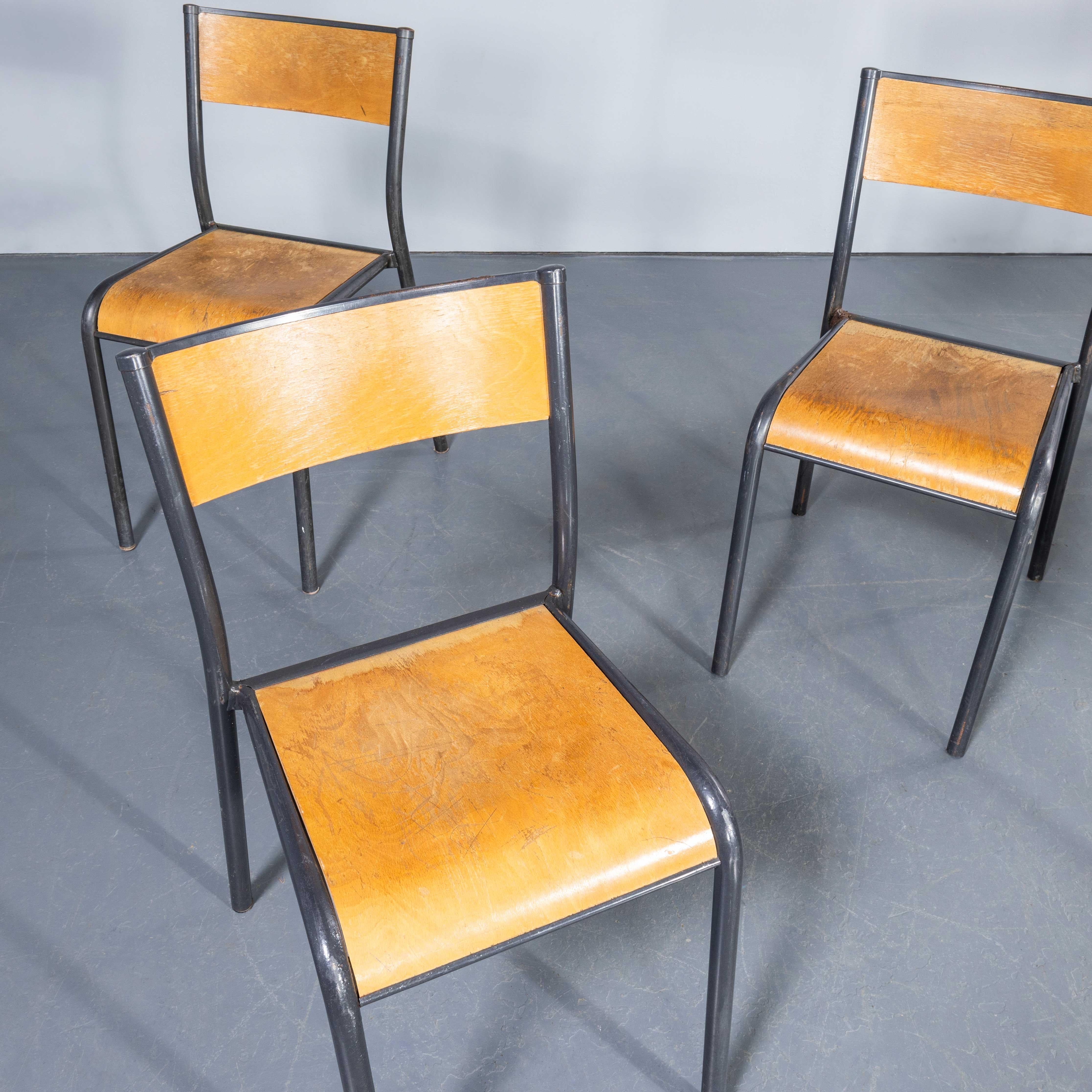 1960'S Französisch Grau Mullca Stapelstühle - Set von fünf (Mitte des 20. Jahrhunderts) im Angebot