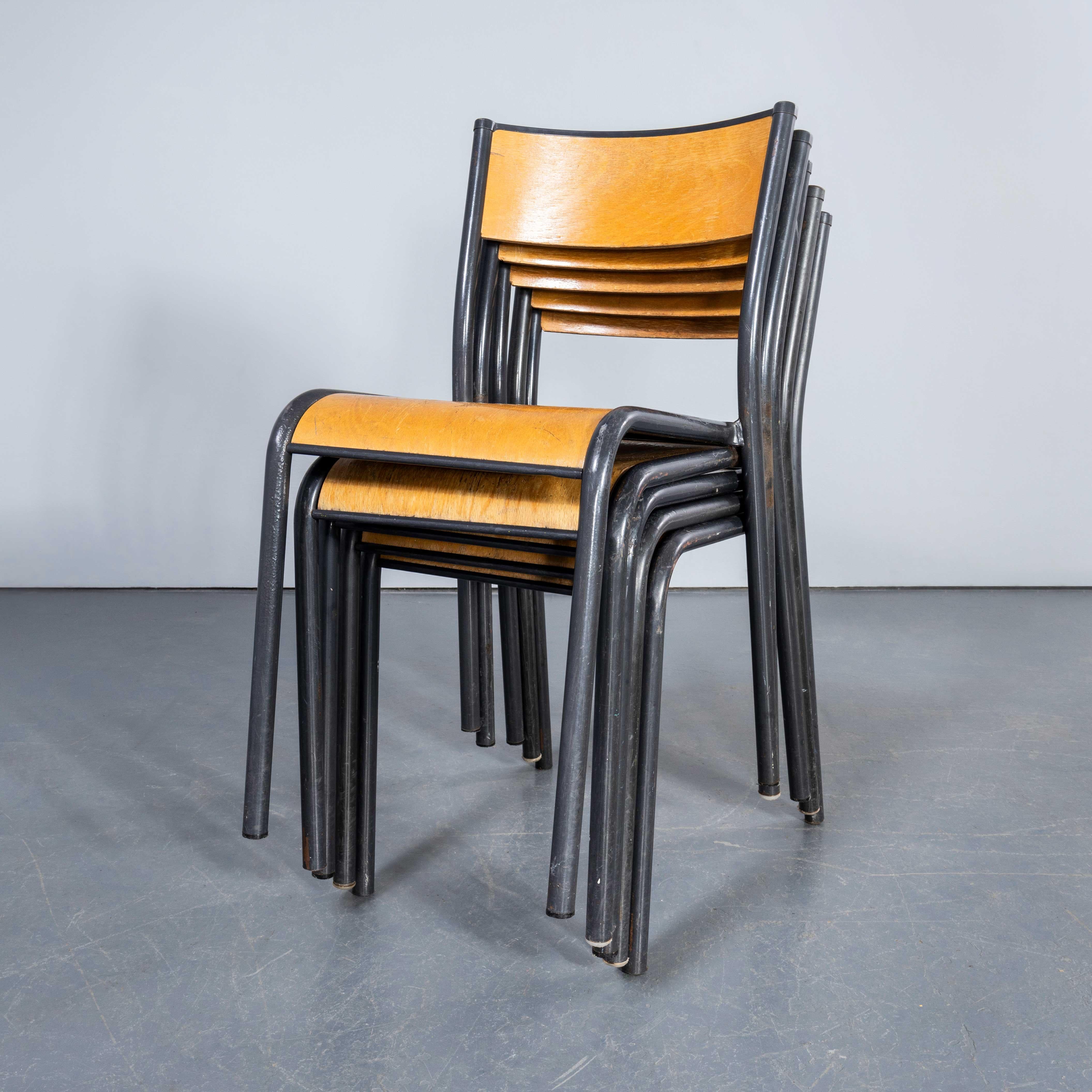 1960'S Französisch Grau Mullca Stapelstühle - Set von fünf im Angebot 2