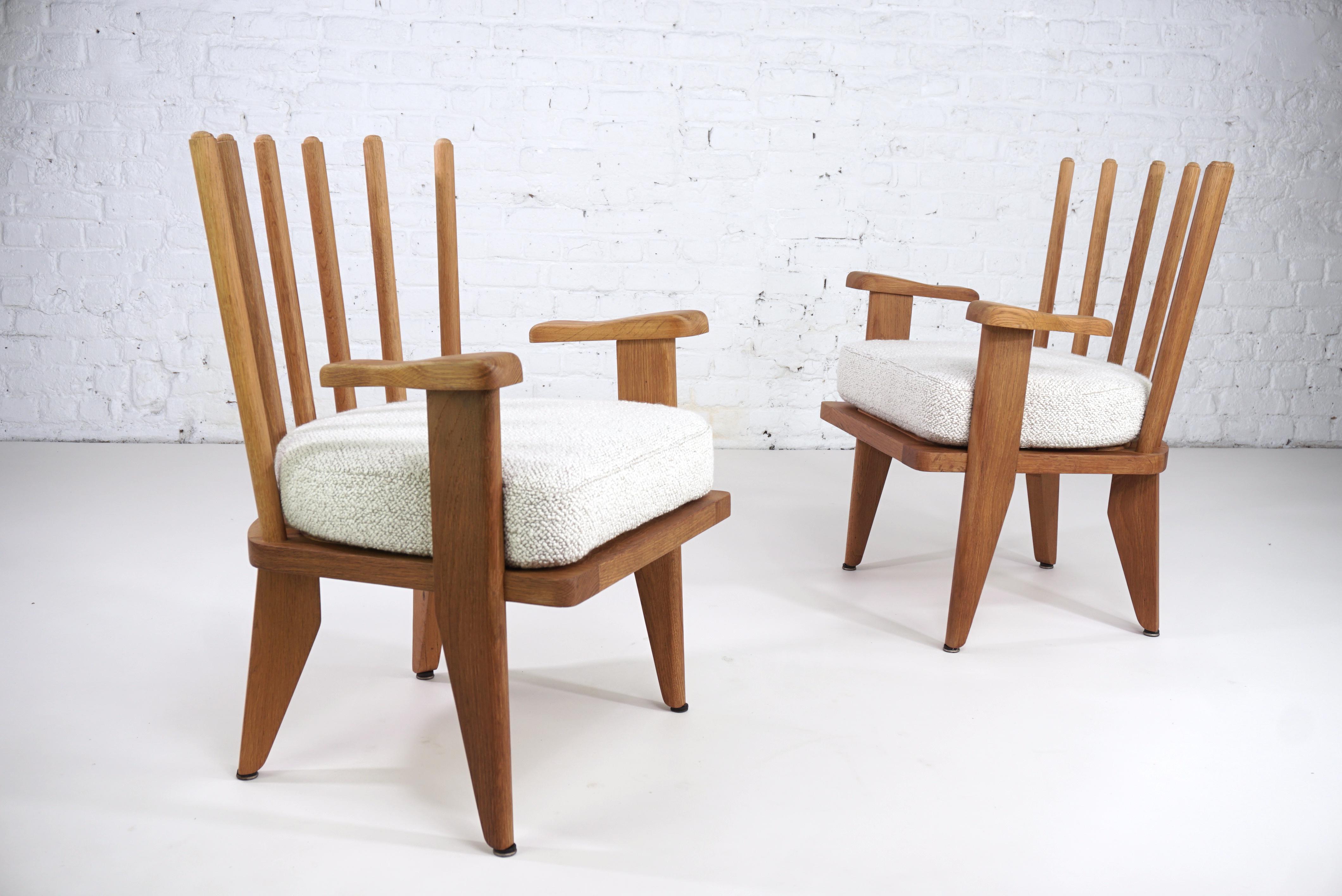 Ikonisches französisches Sesselpaar von Guillerme & Chambron aus den 1960er Jahren, hergestellt aus massivem Eichenholz und neu gepolstert mit einem hochwertigen Pierre Frey Bouclé Stoff.