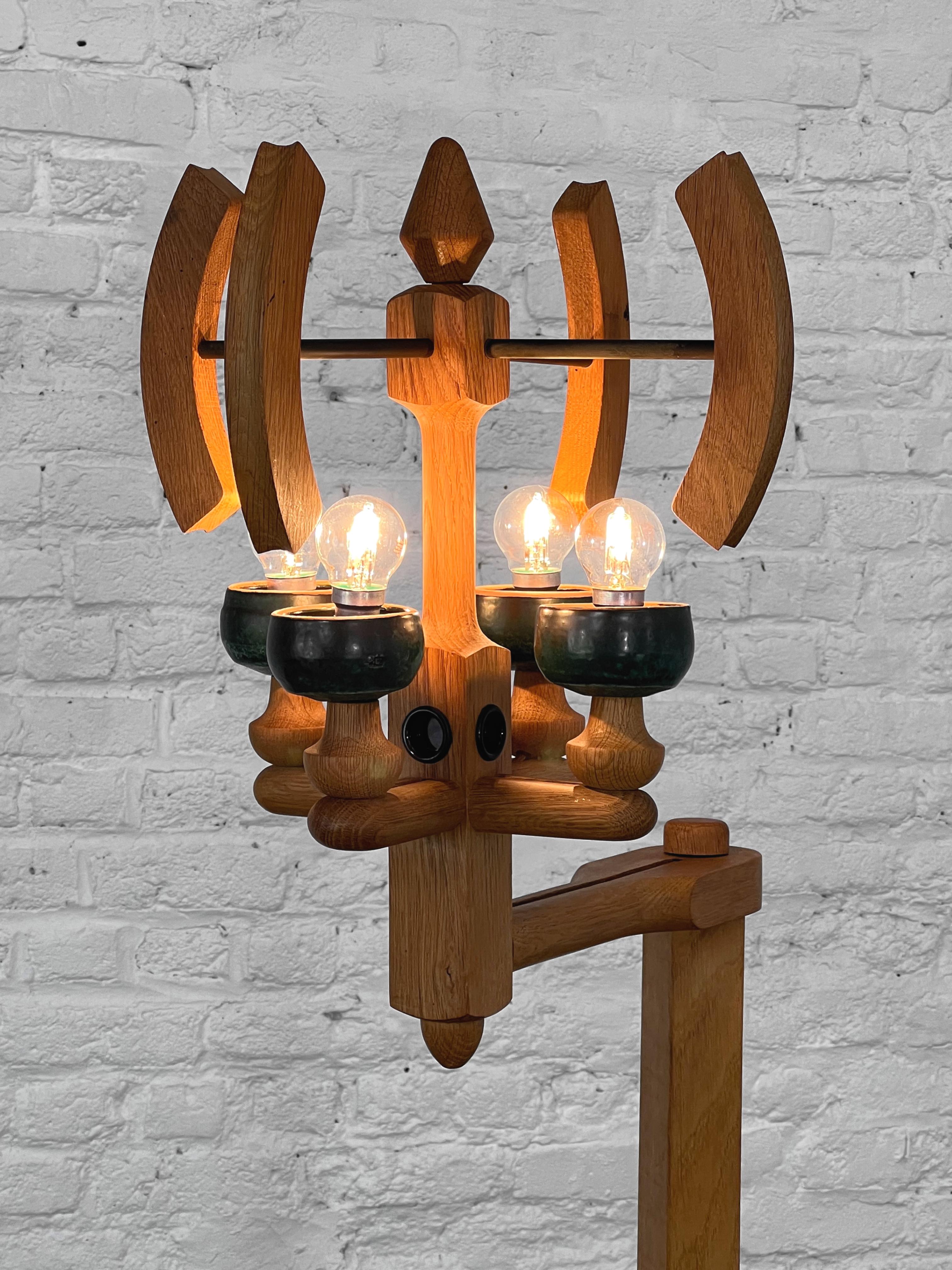 Französische Eck-Stehlampe aus Eiche im Guillerme & Chambron-Design für Votre Maison, 1960er Jahre im Zustand „Gut“ im Angebot in Tourcoing, FR