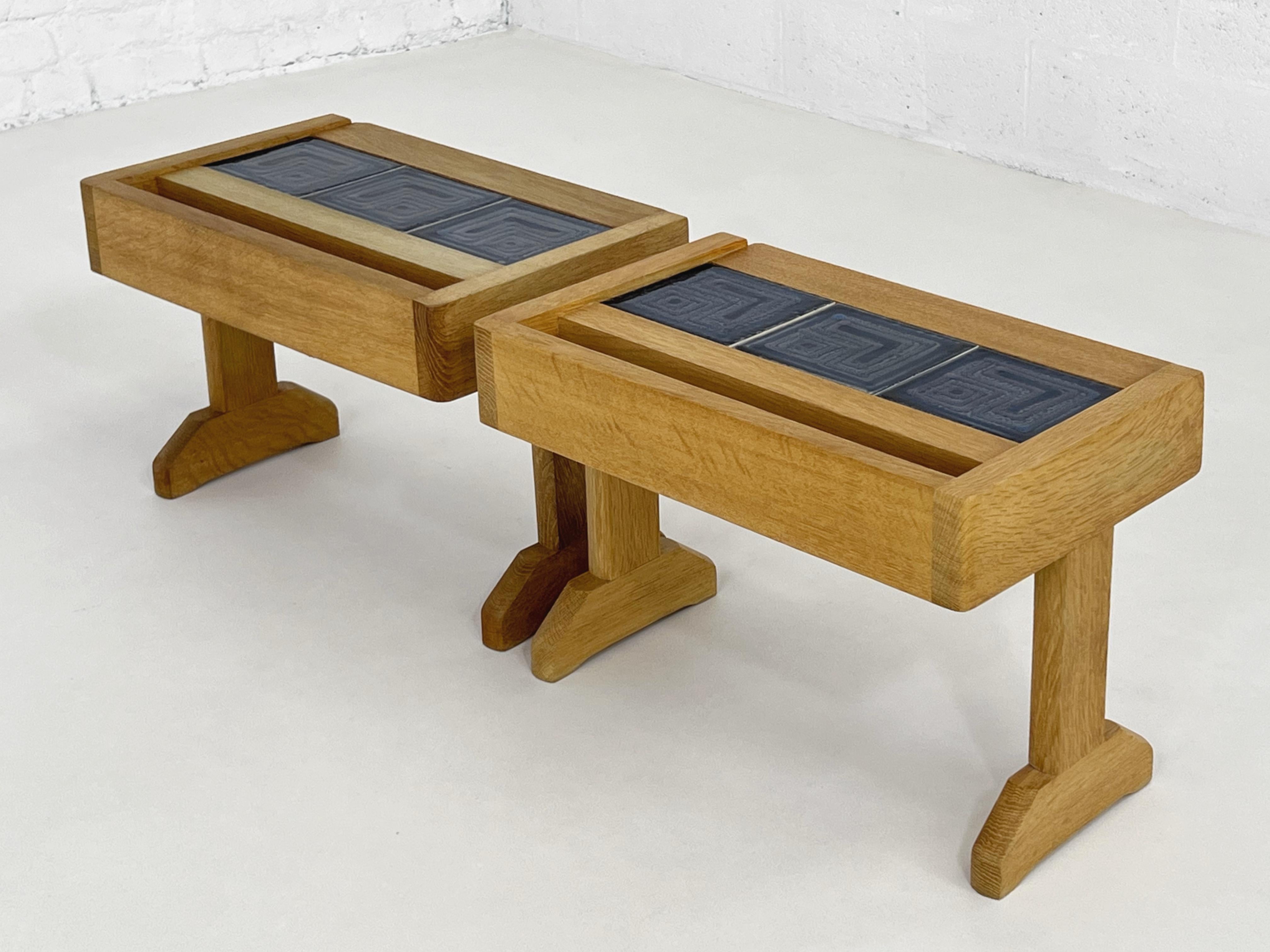 Mid-Century Modern Paire de tables d'appoint en chêne et céramique au design français Guillerme et Chambron des années 1960 en vente