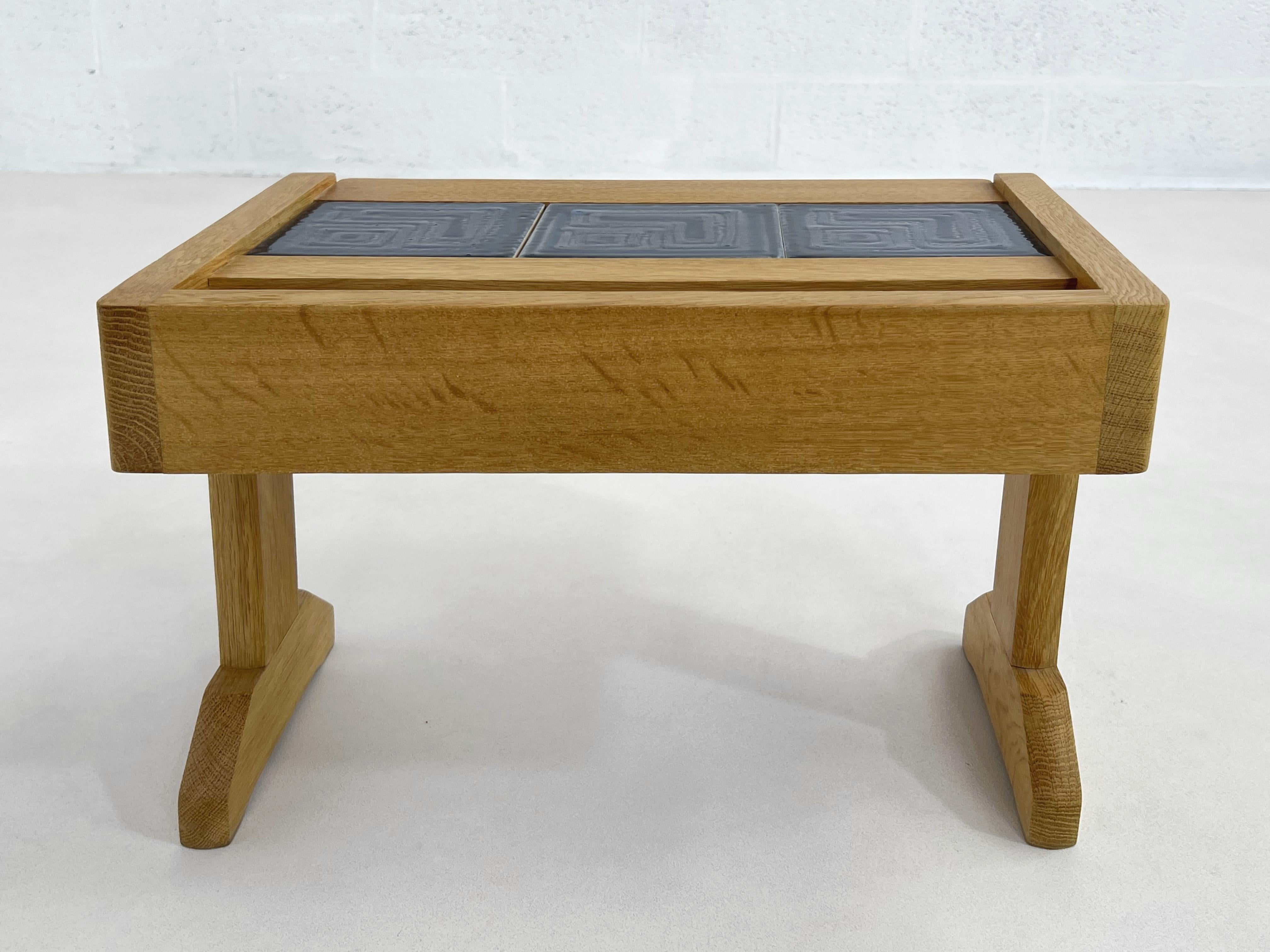 Paire de tables d'appoint en chêne et céramique au design français Guillerme et Chambron des années 1960 Bon état - En vente à Tourcoing, FR