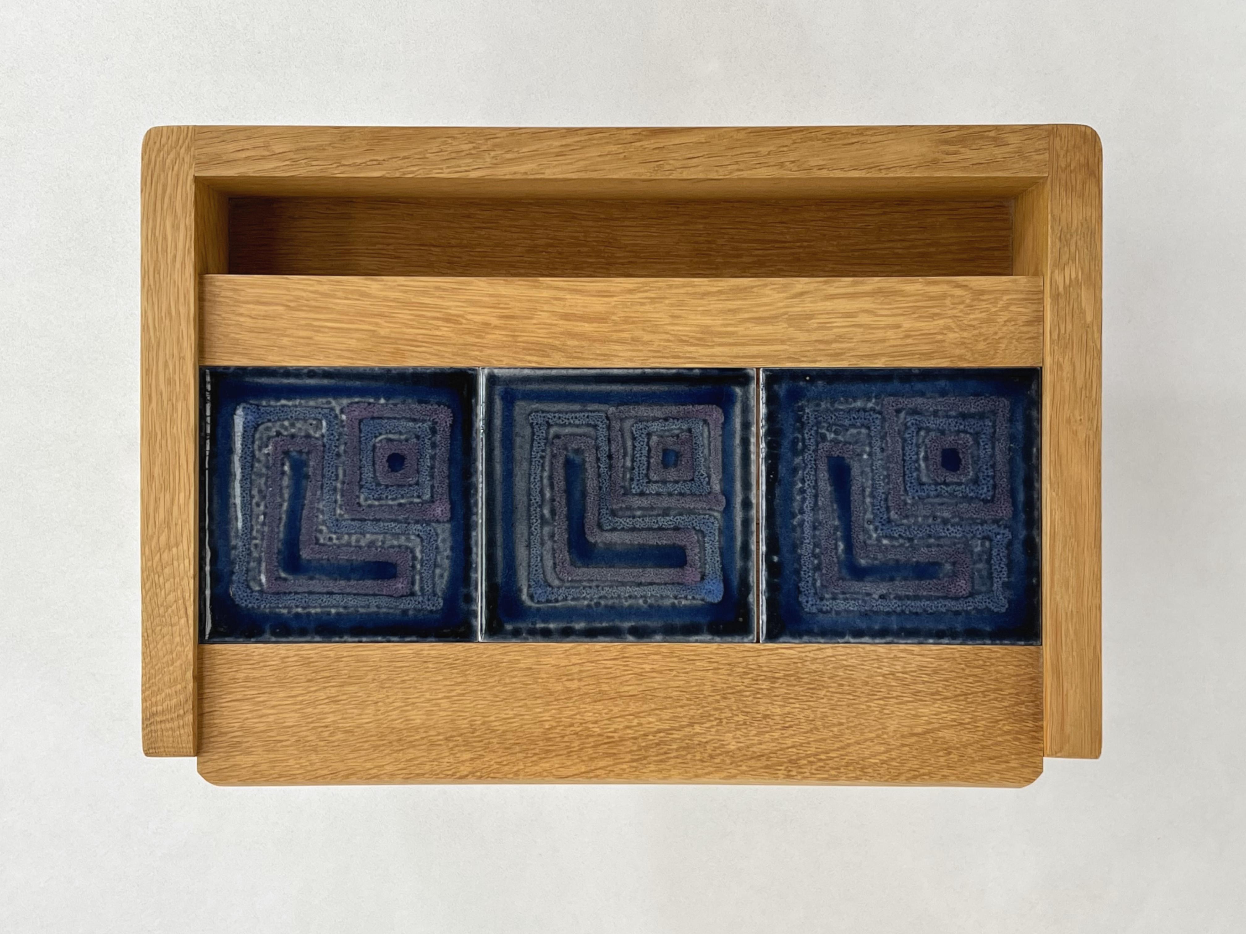 20ième siècle Paire de tables d'appoint en chêne et céramique au design français Guillerme et Chambron des années 1960 en vente