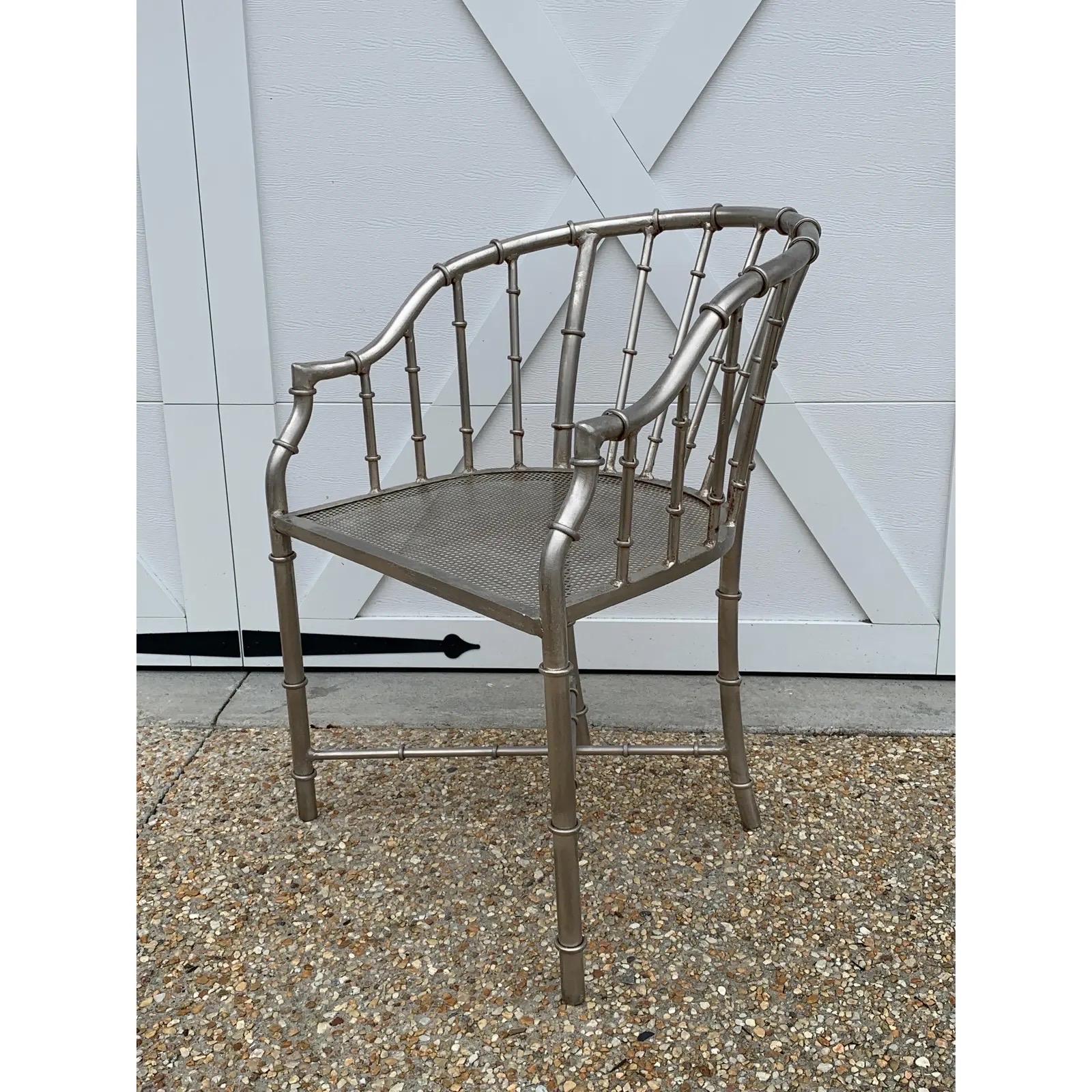 1960er Jahre Französisch Jacques Adnet Stil Faux Bamboo Stahl Stühle, Paar (Chinoiserie) im Angebot